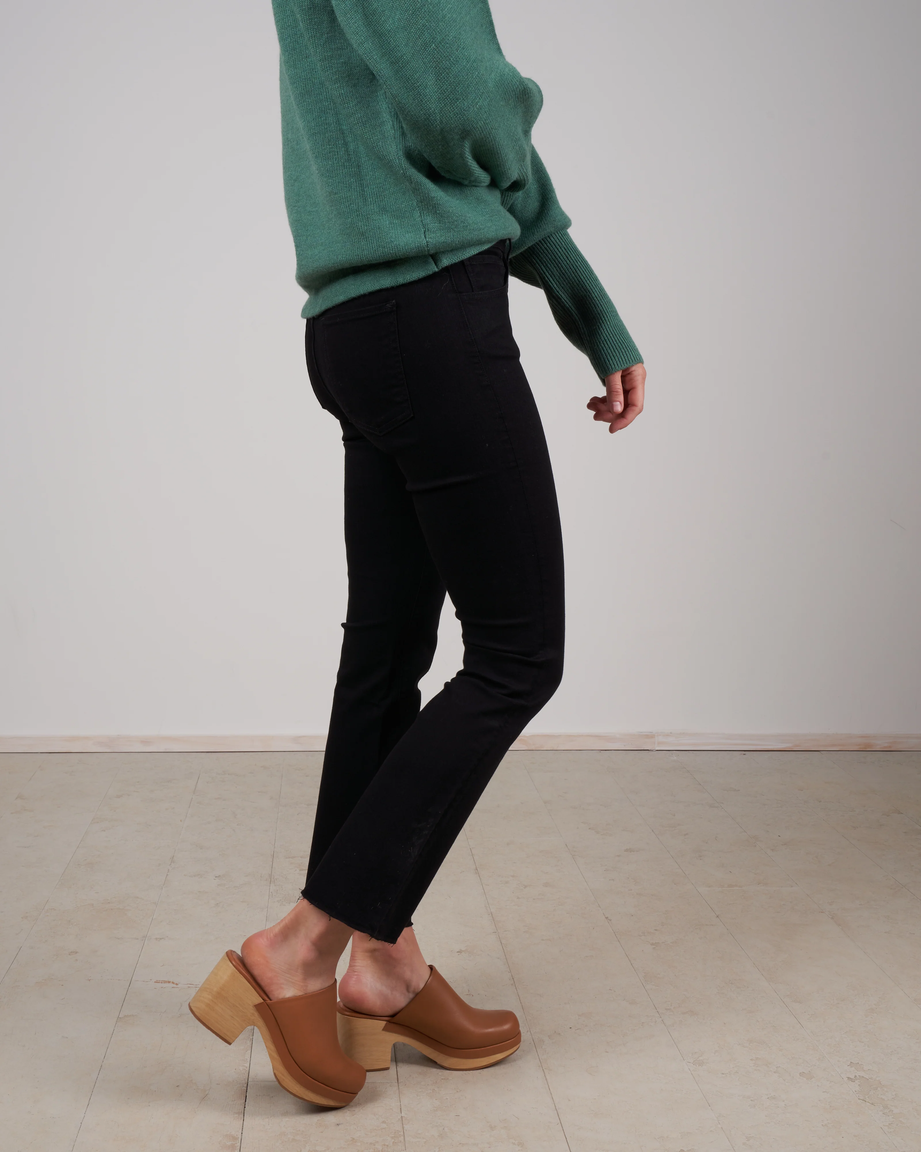 w25 boot crop with raw hem - black tear - Image 4