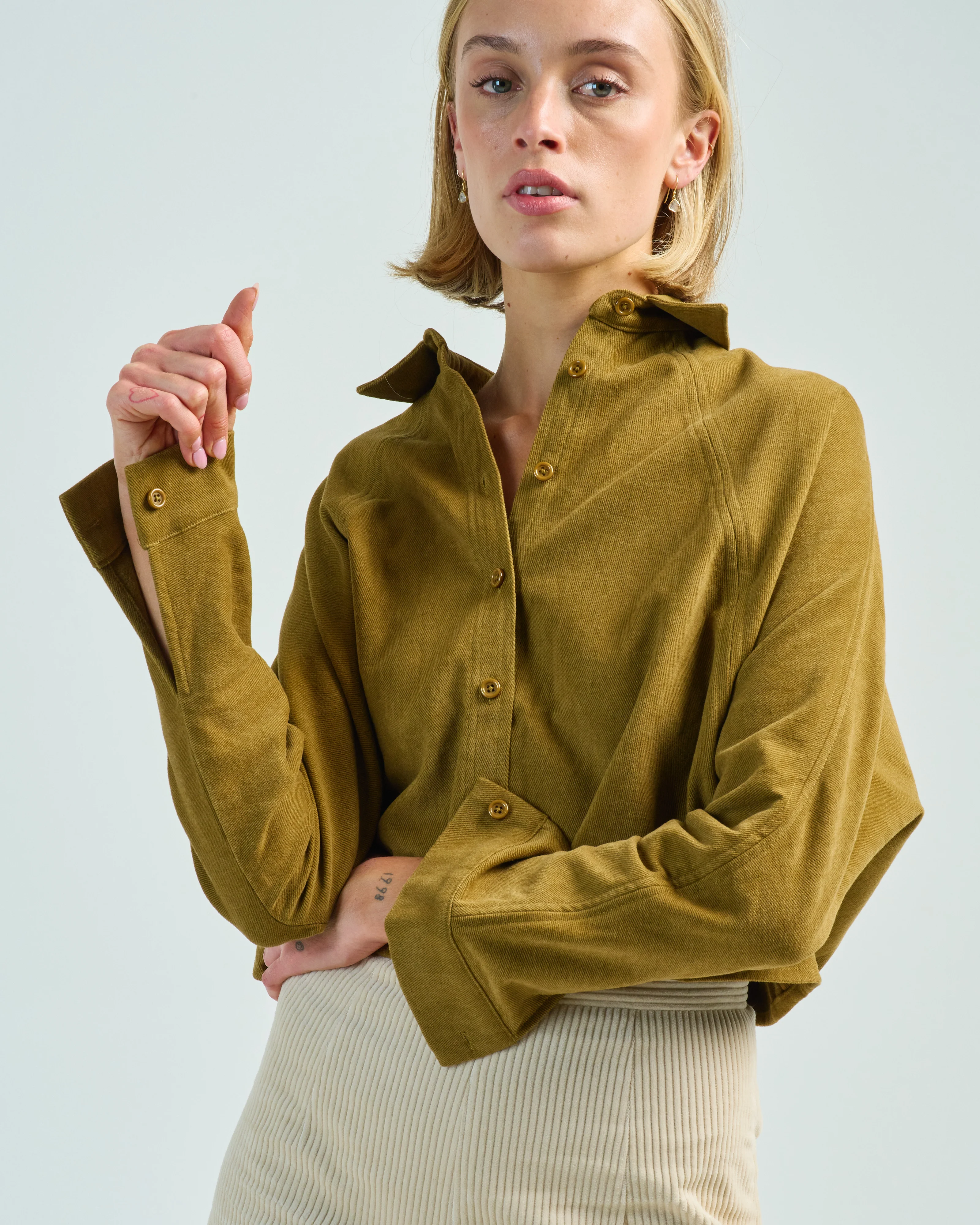 signature 3/4 cropped shirt - Image 5