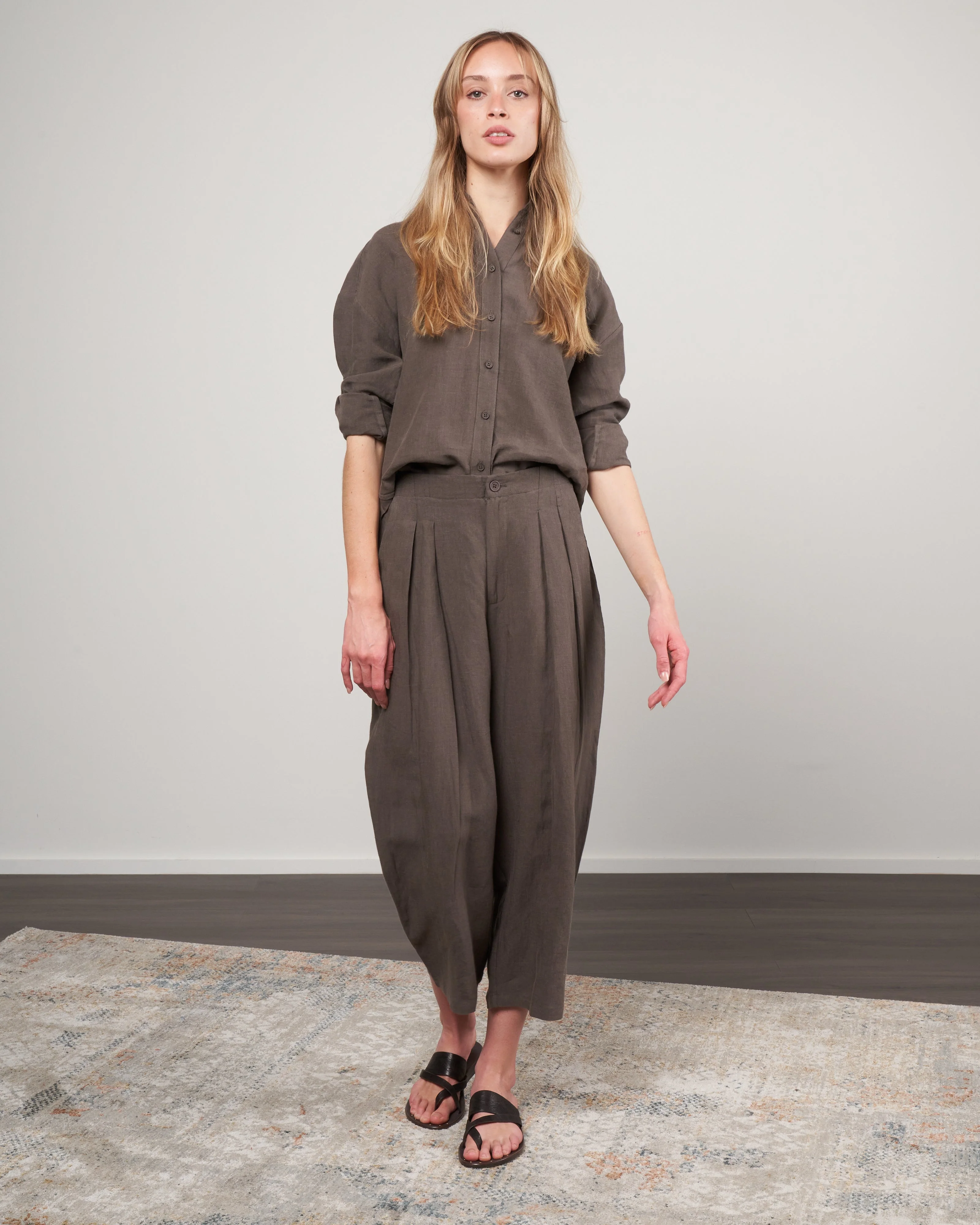 summer pleated trouser - dark oak - Image 2