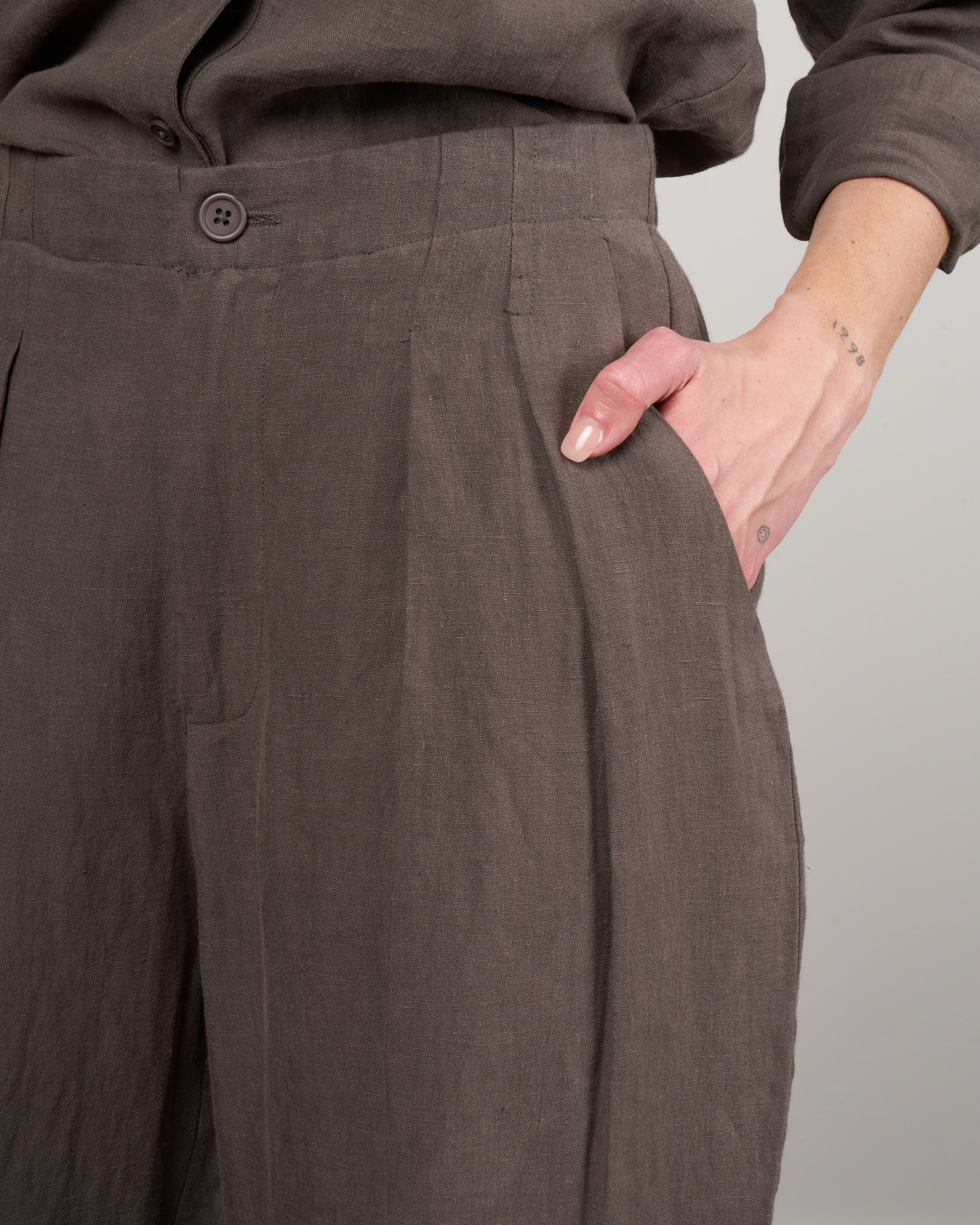 summer pleated trouser - dark oak - Image 5