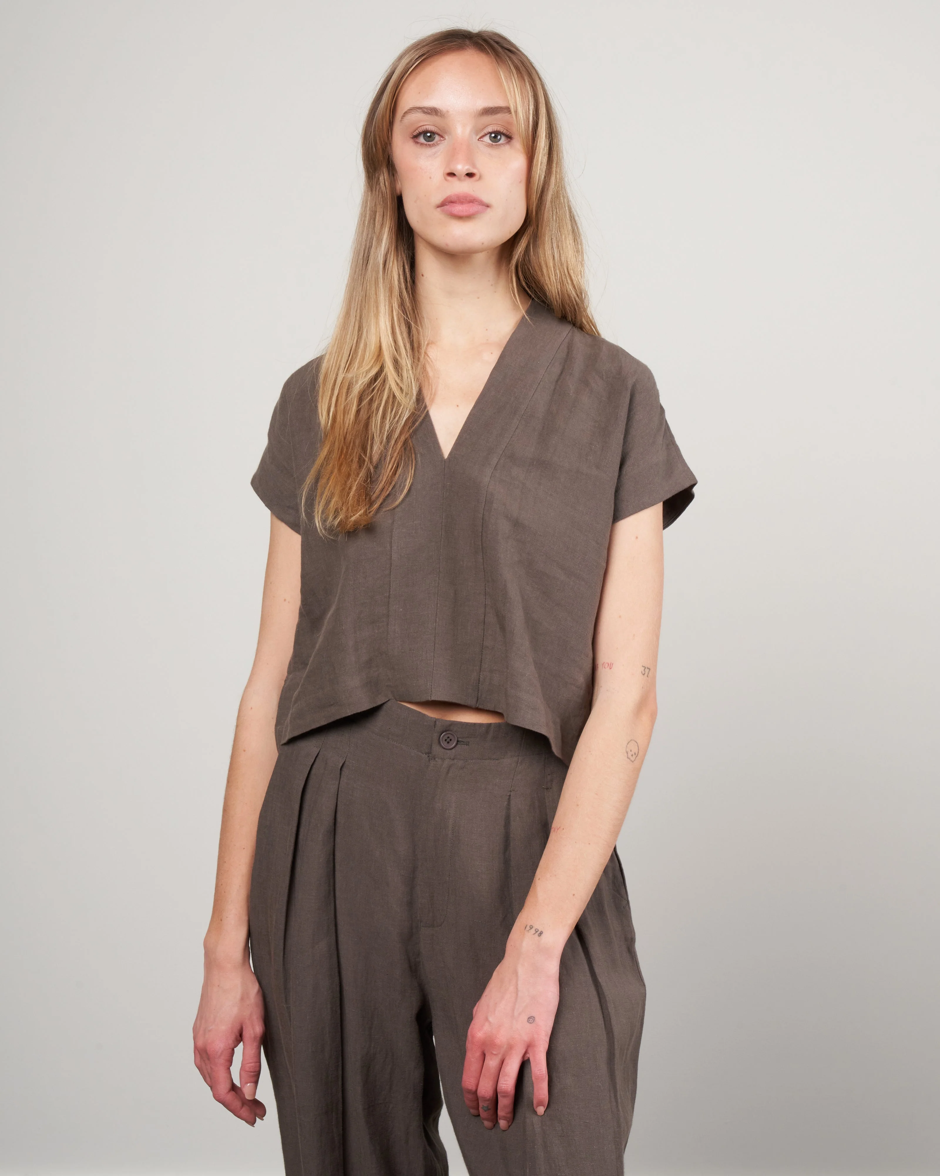vneck panel top - dark oak - Image 2