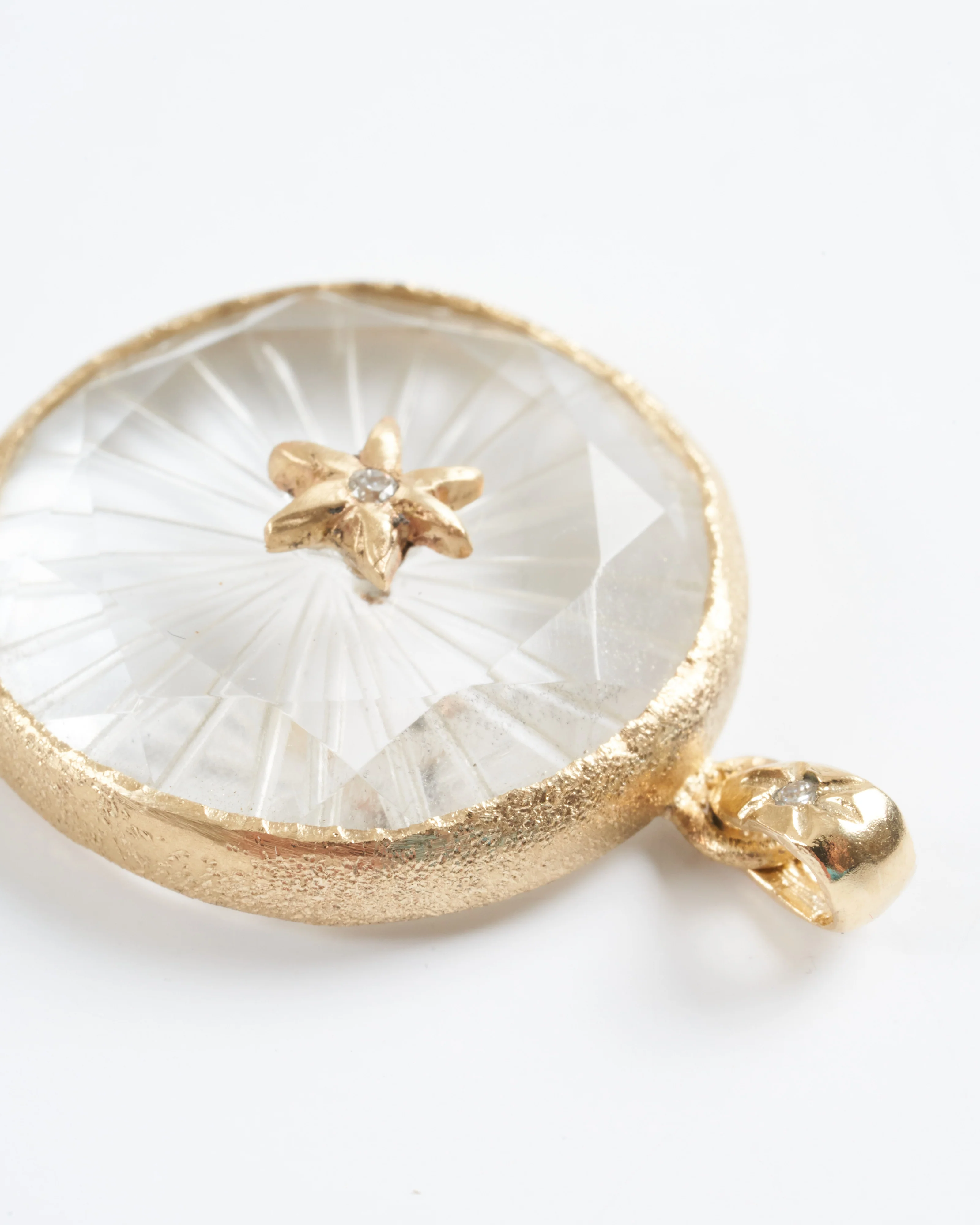 large round north star amulet - gold - Image 4