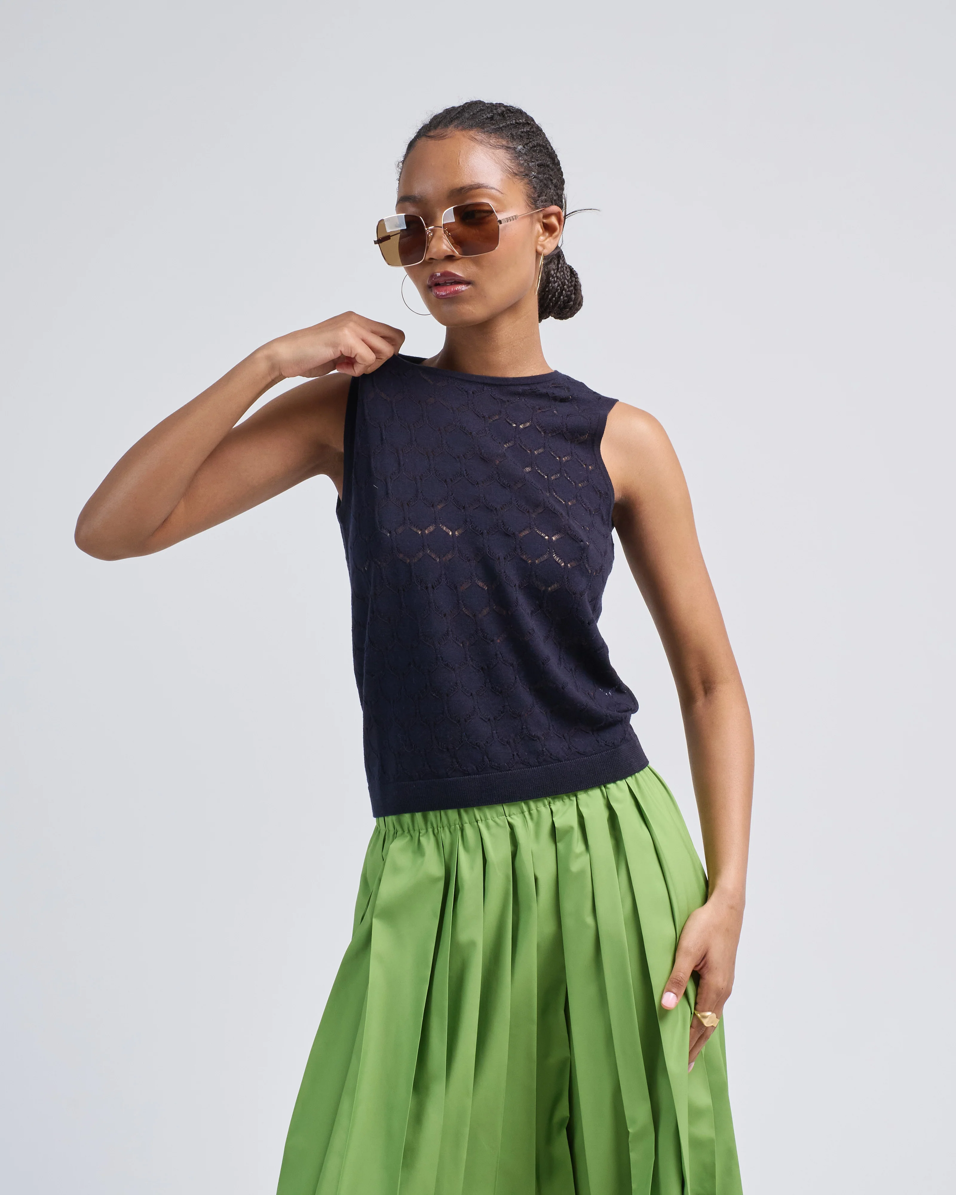 round neck sleeveless sweater - Image 3