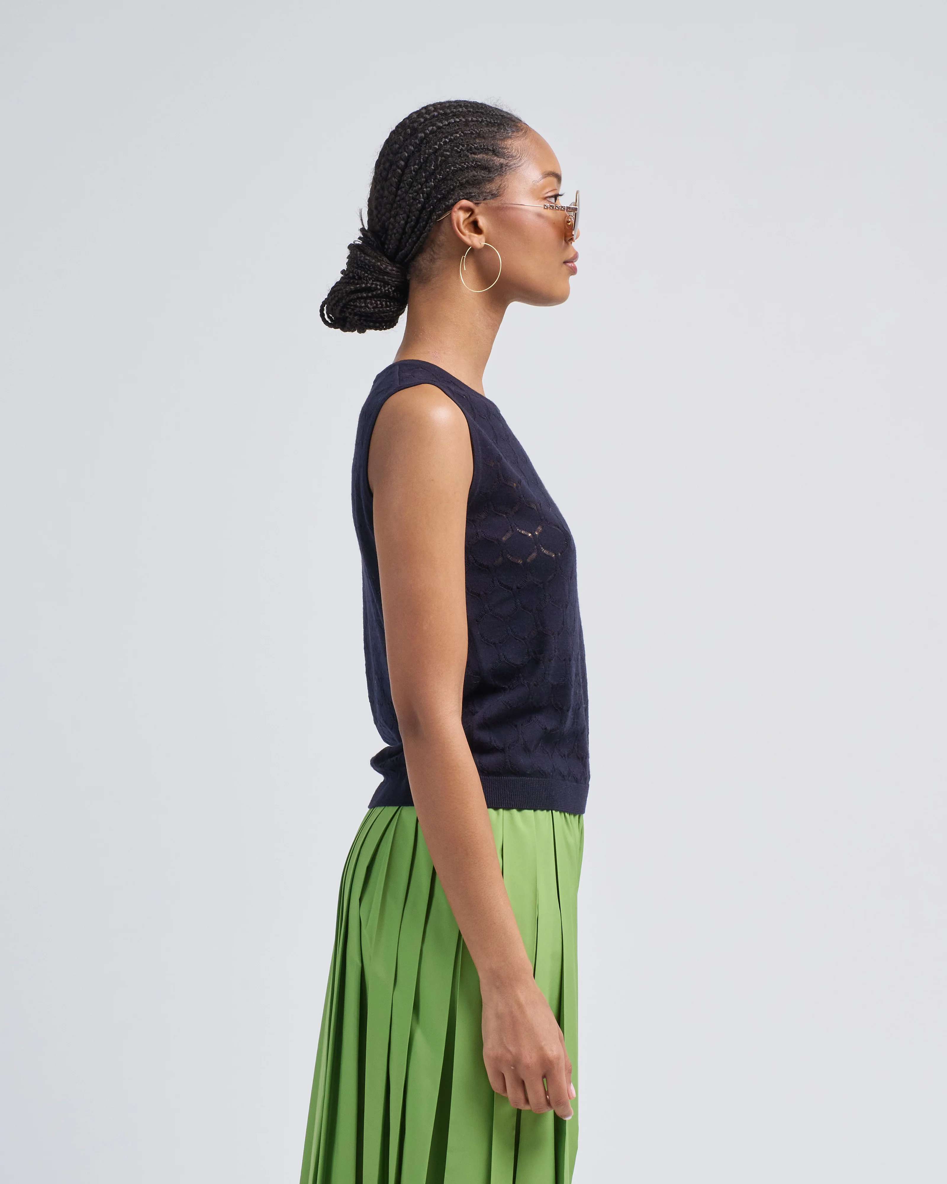 round neck sleeveless sweater - Image 4