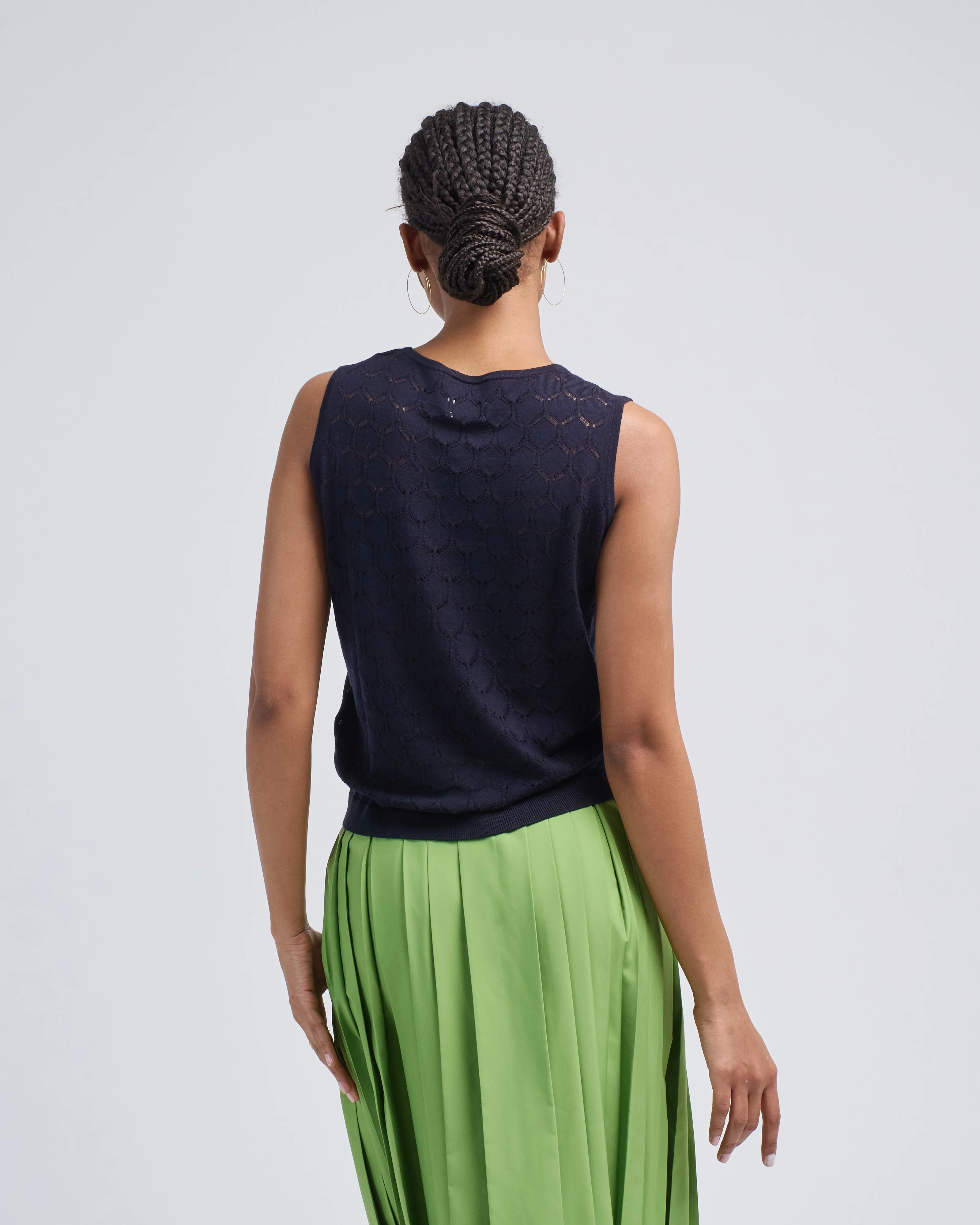 round neck sleeveless sweater - Image 5