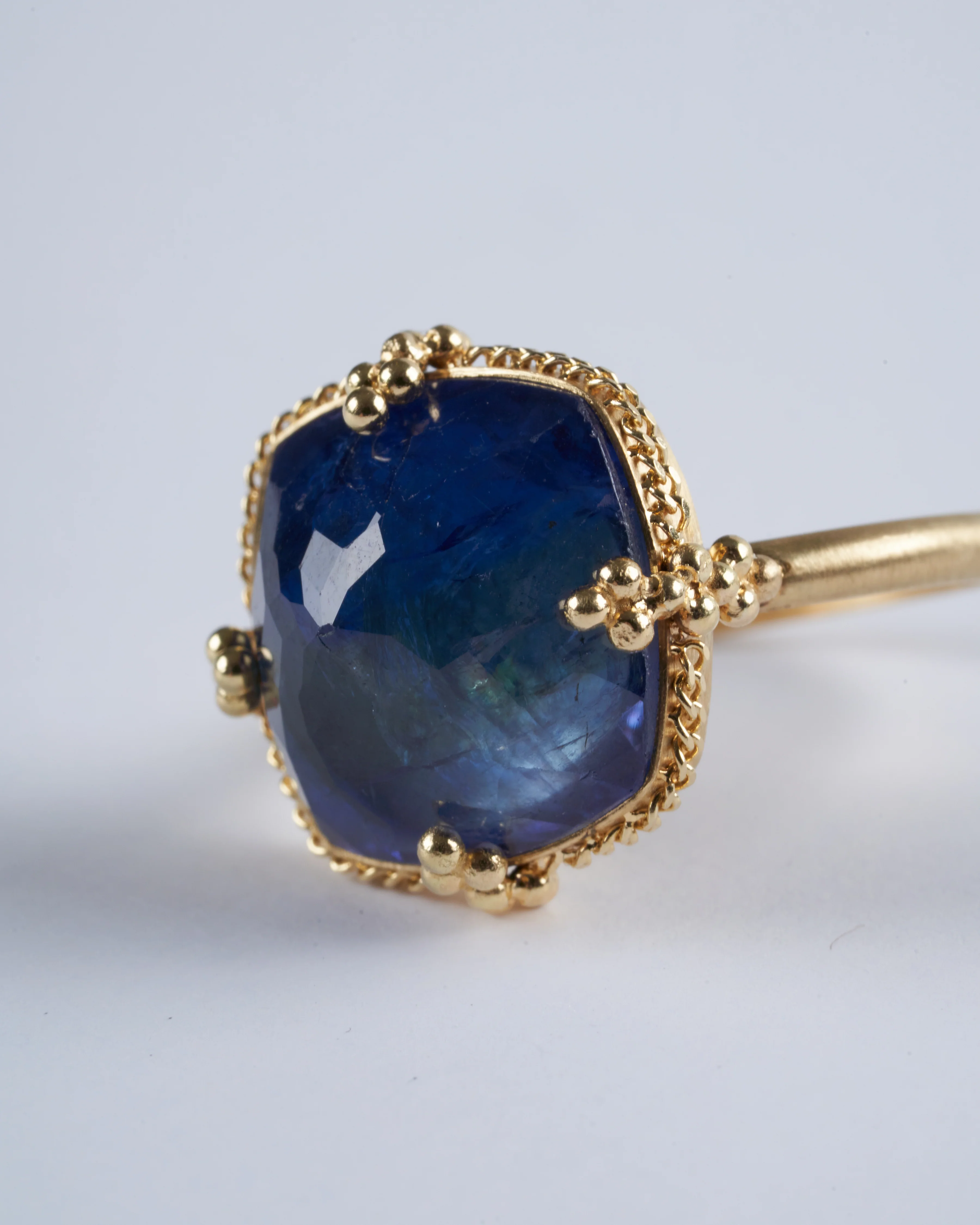 18k gold ring with tanzanite - Image 2