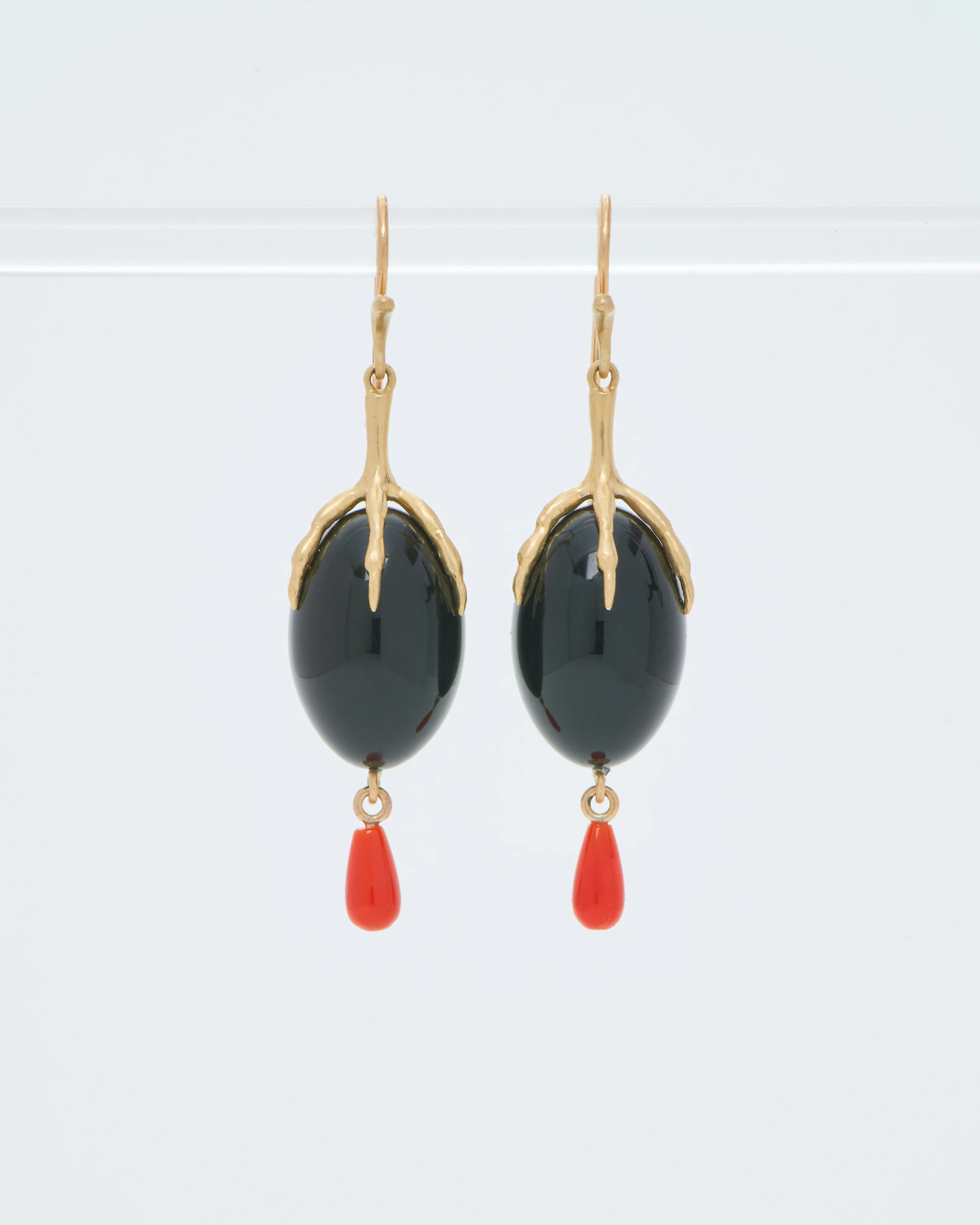 gold claw with onyx qual egg earrings - Image 4
