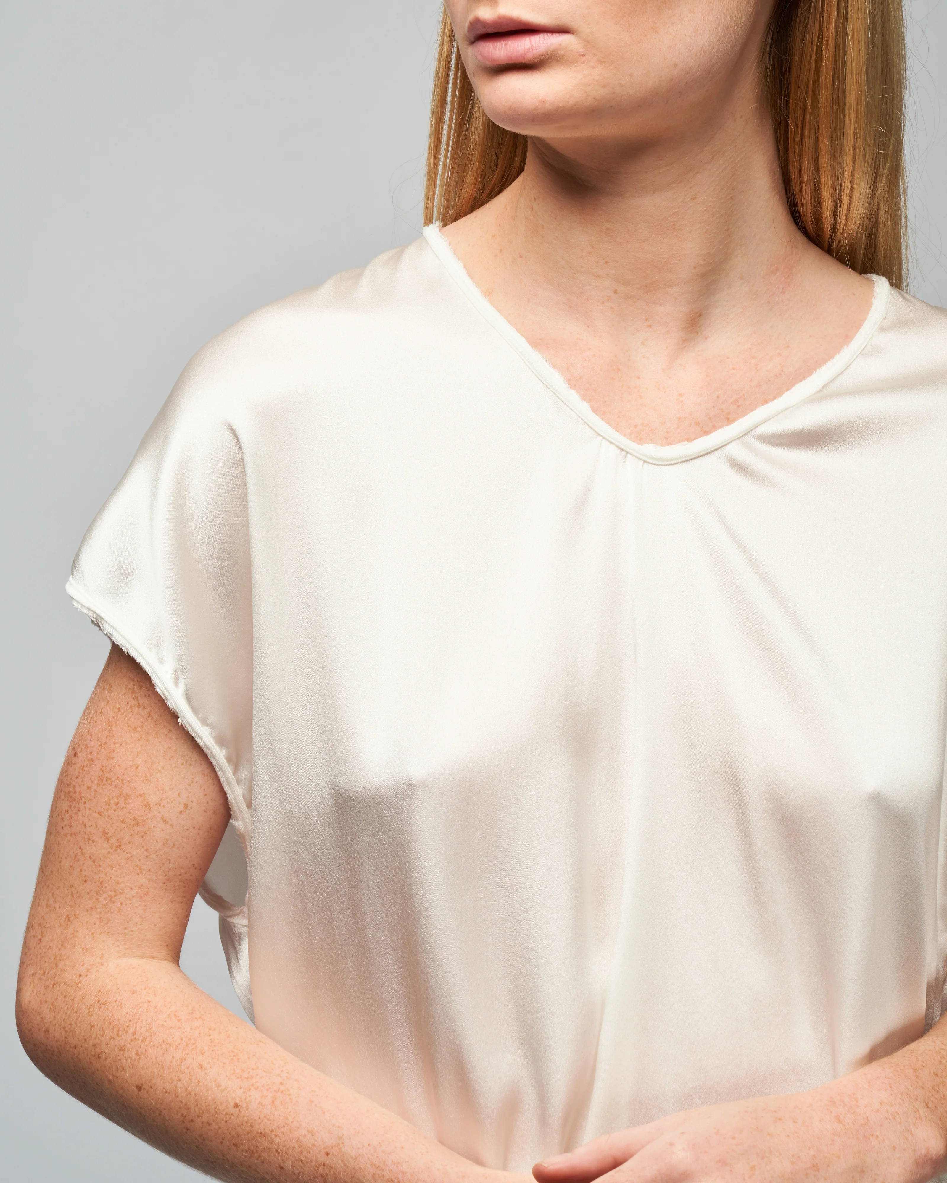 ellie sloppy-v tee - cloud - Image 5