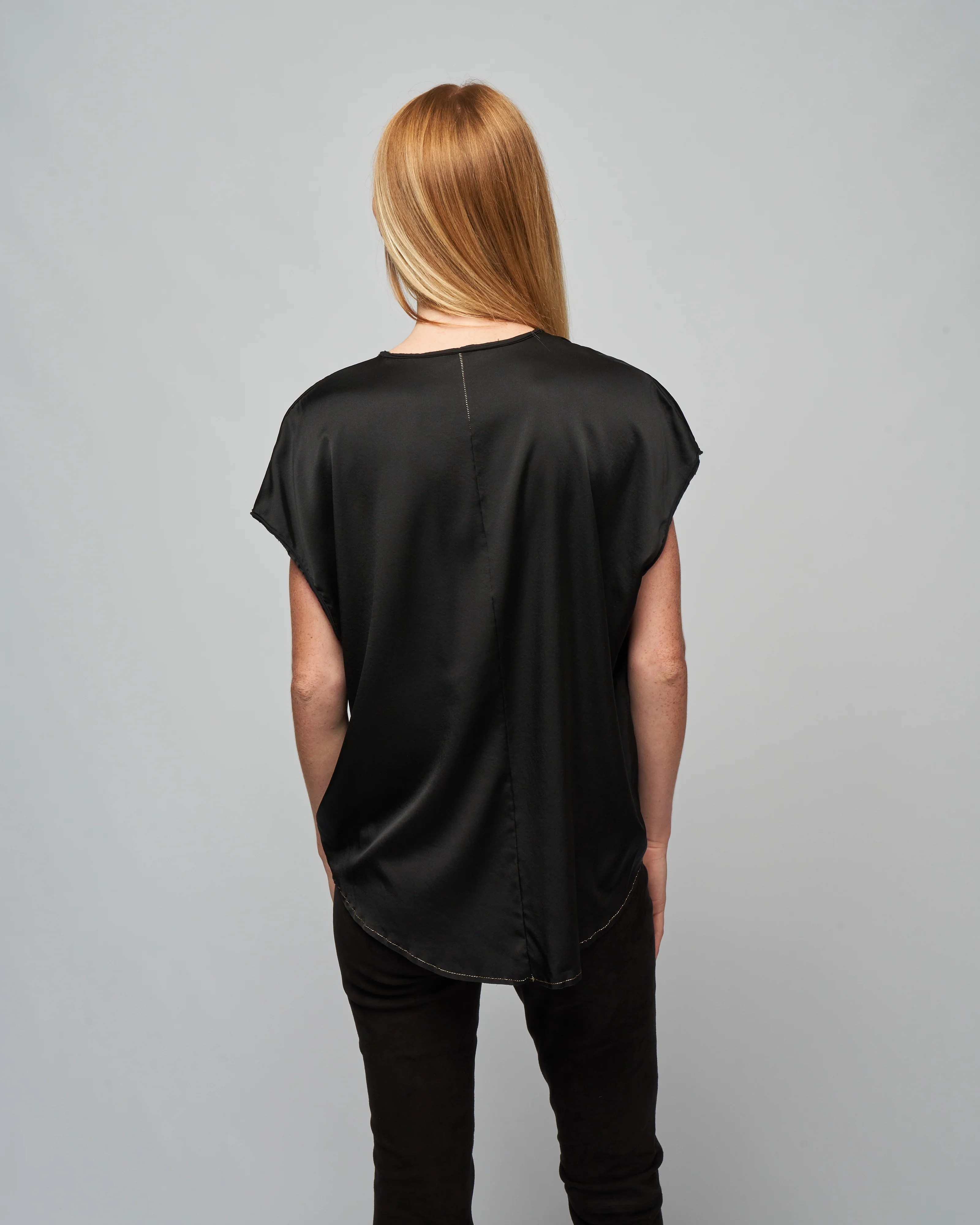 ellie sloppy-v tee - jet - Image 4