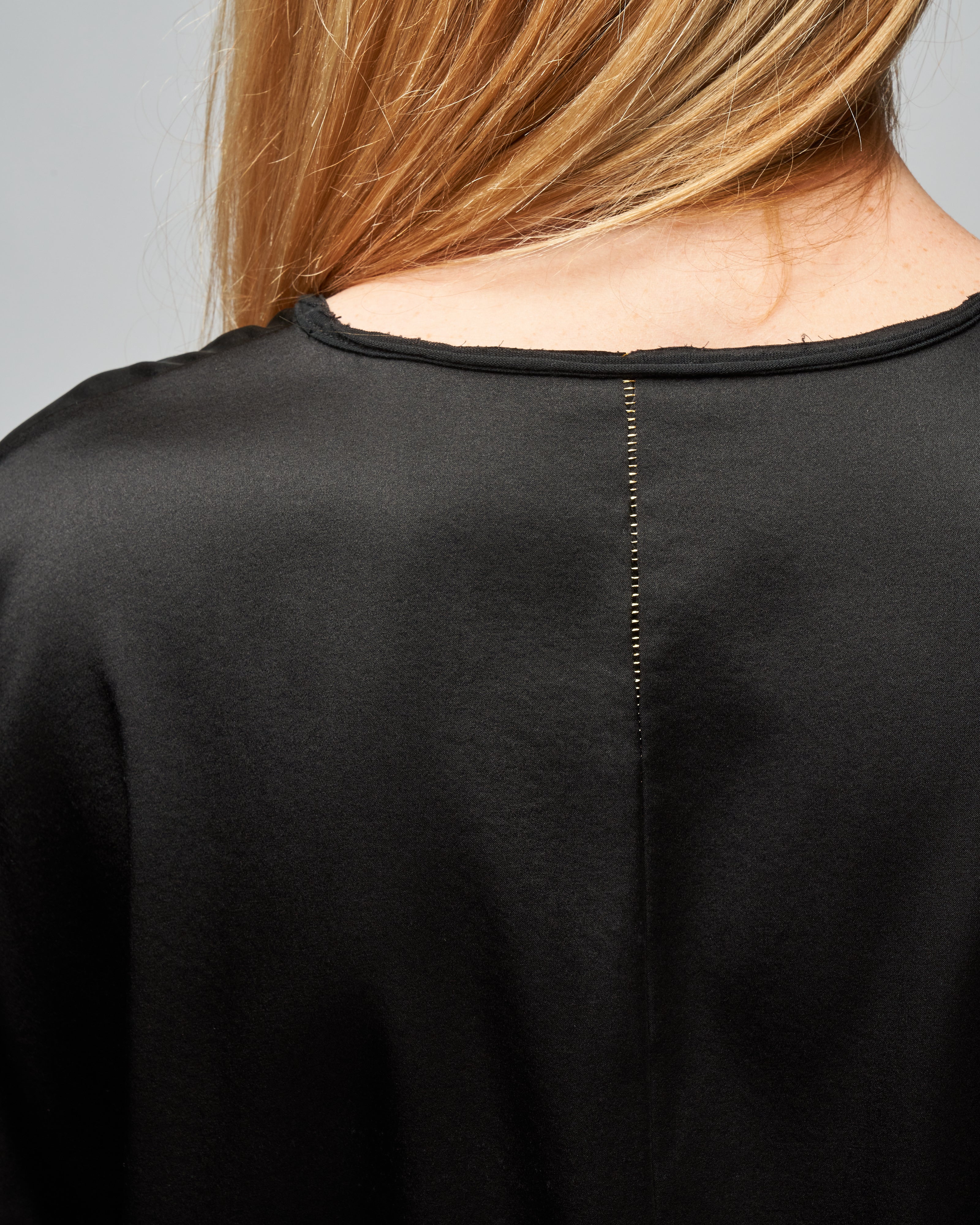 ellie sloppy-v tee - jet - Image 5