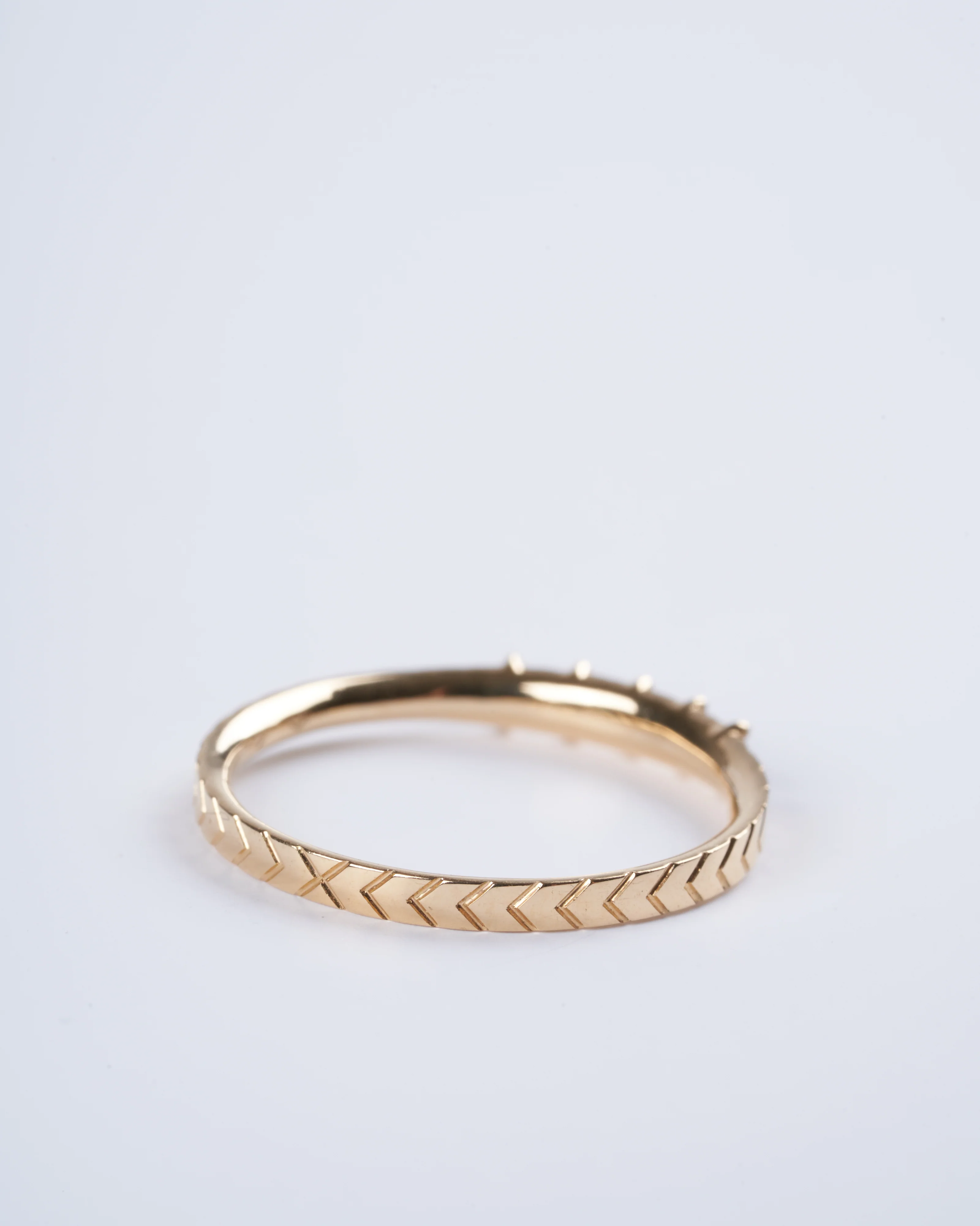 engraved chevron pattern wedding ban - gold - Image 3