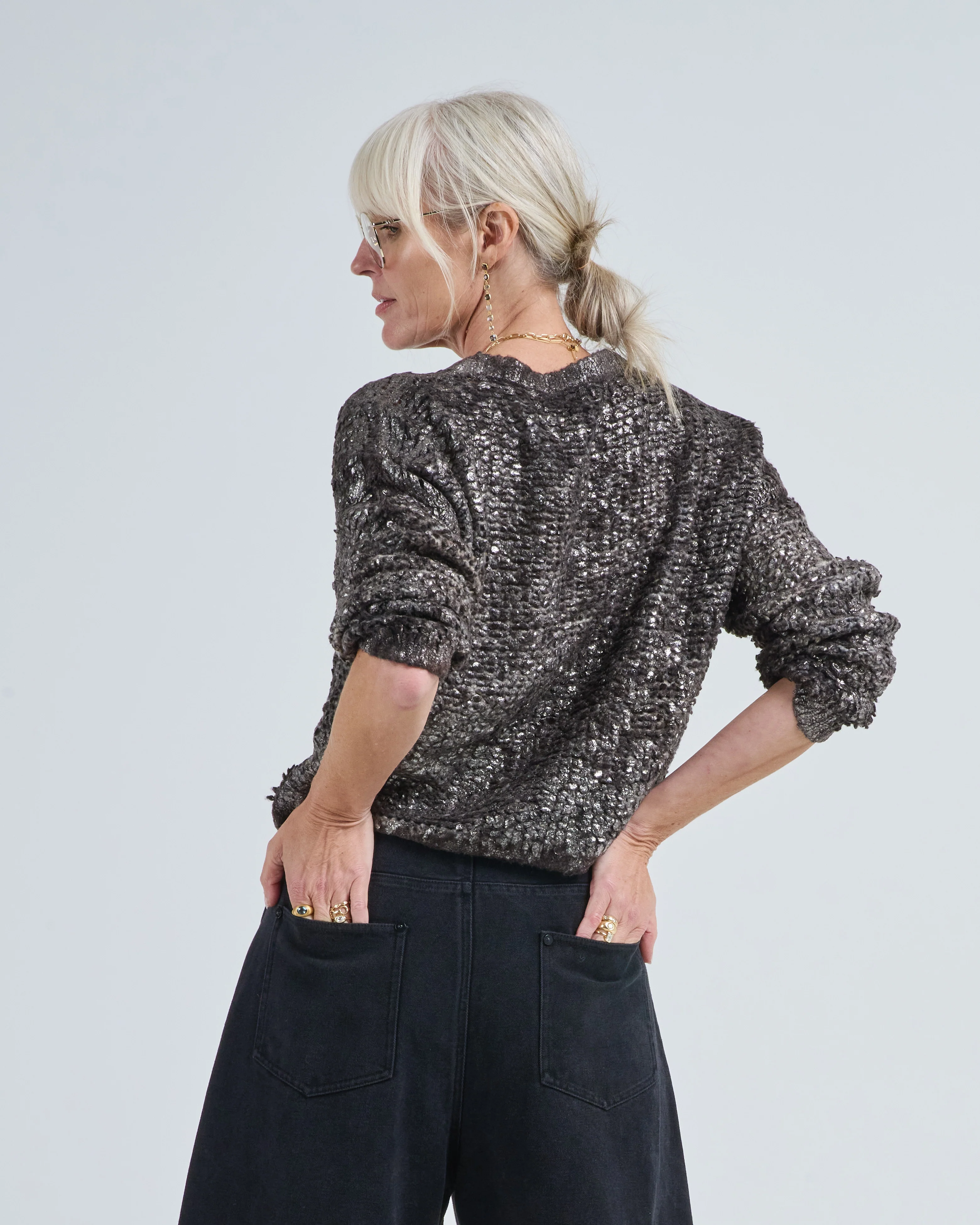 hand painted round neck furry stitch pullover with lamination - Image 4