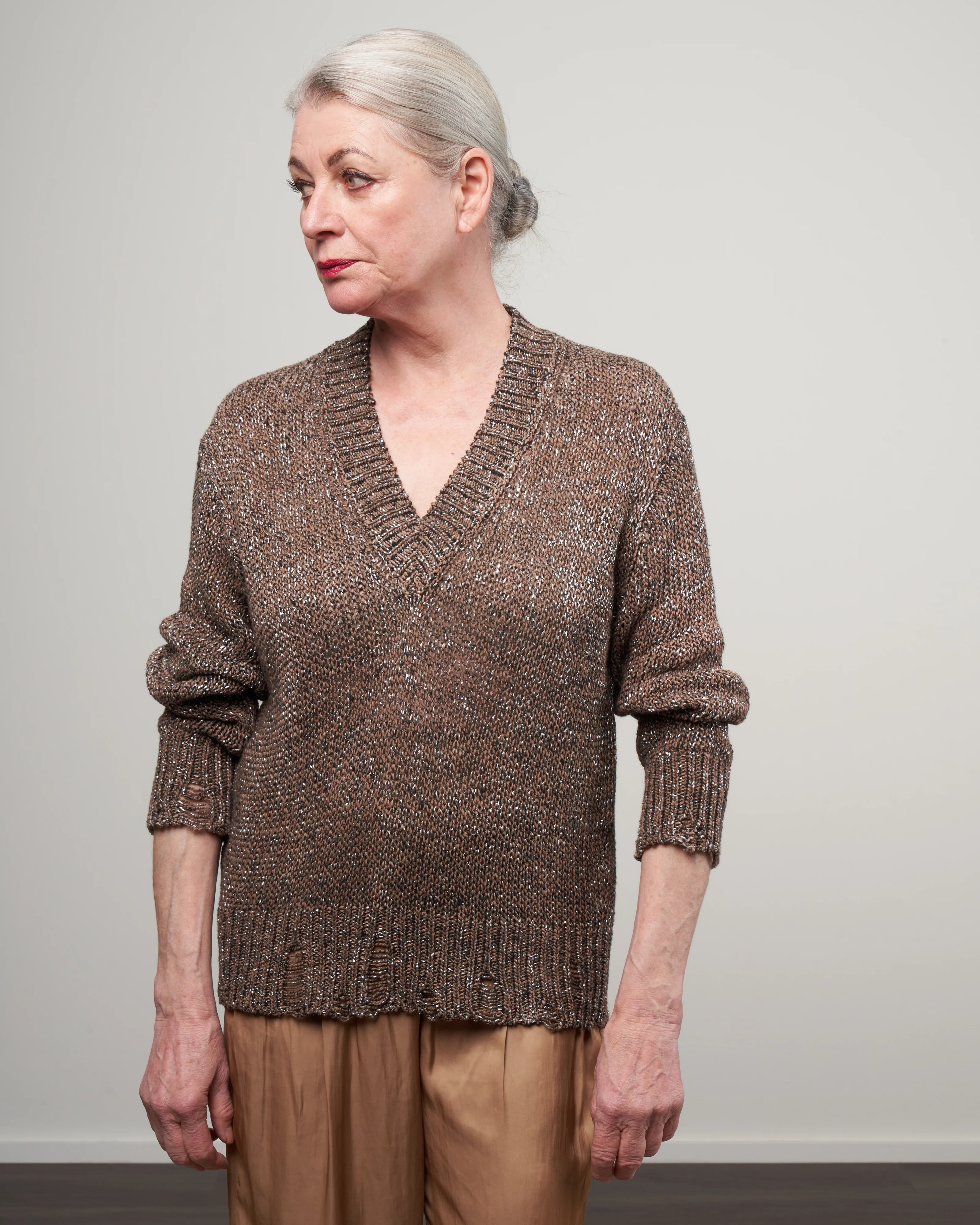 metallic moulino cotton v neck pullover - sughero