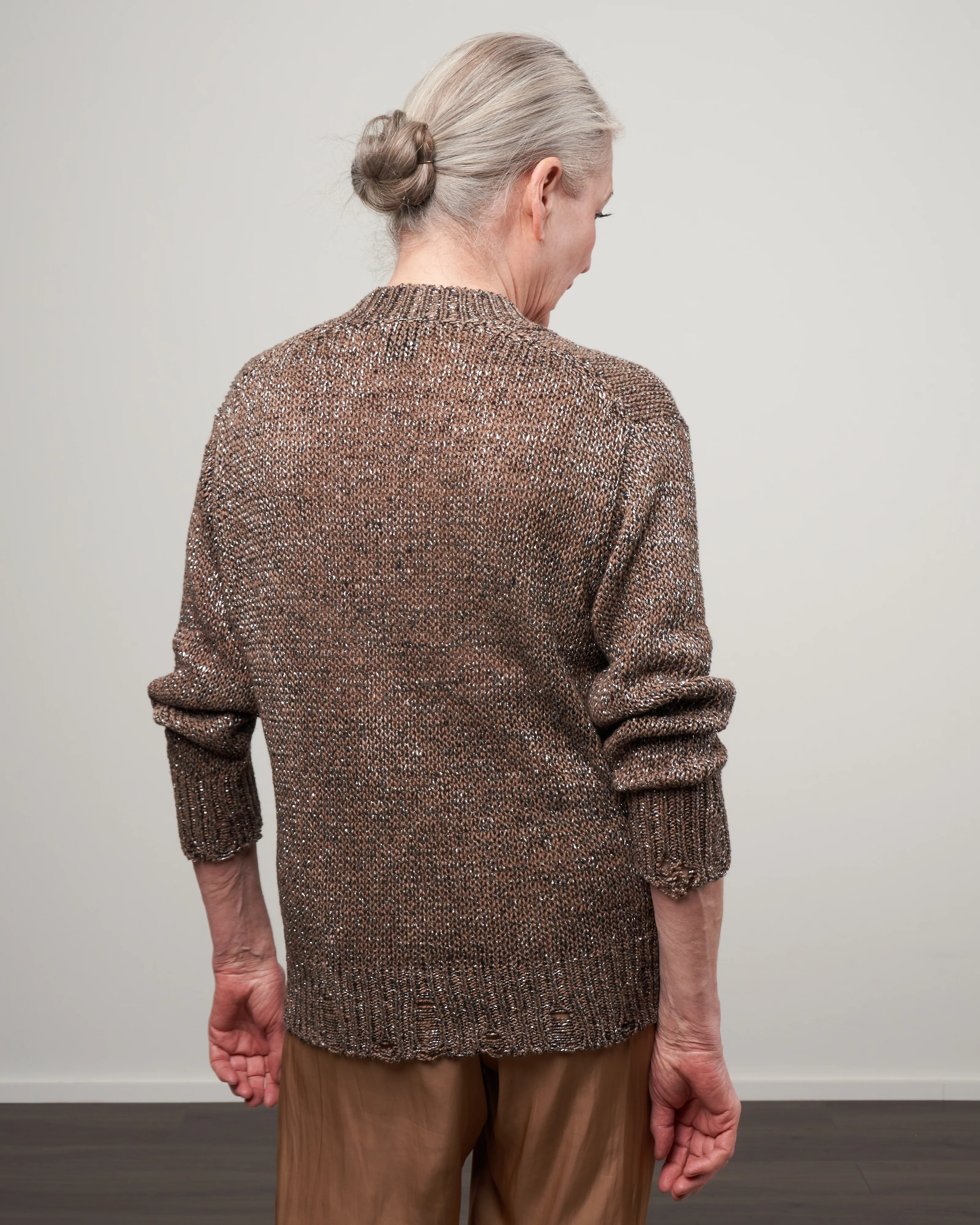 metallic moulino cotton v neck pullover - sughero - Image 4