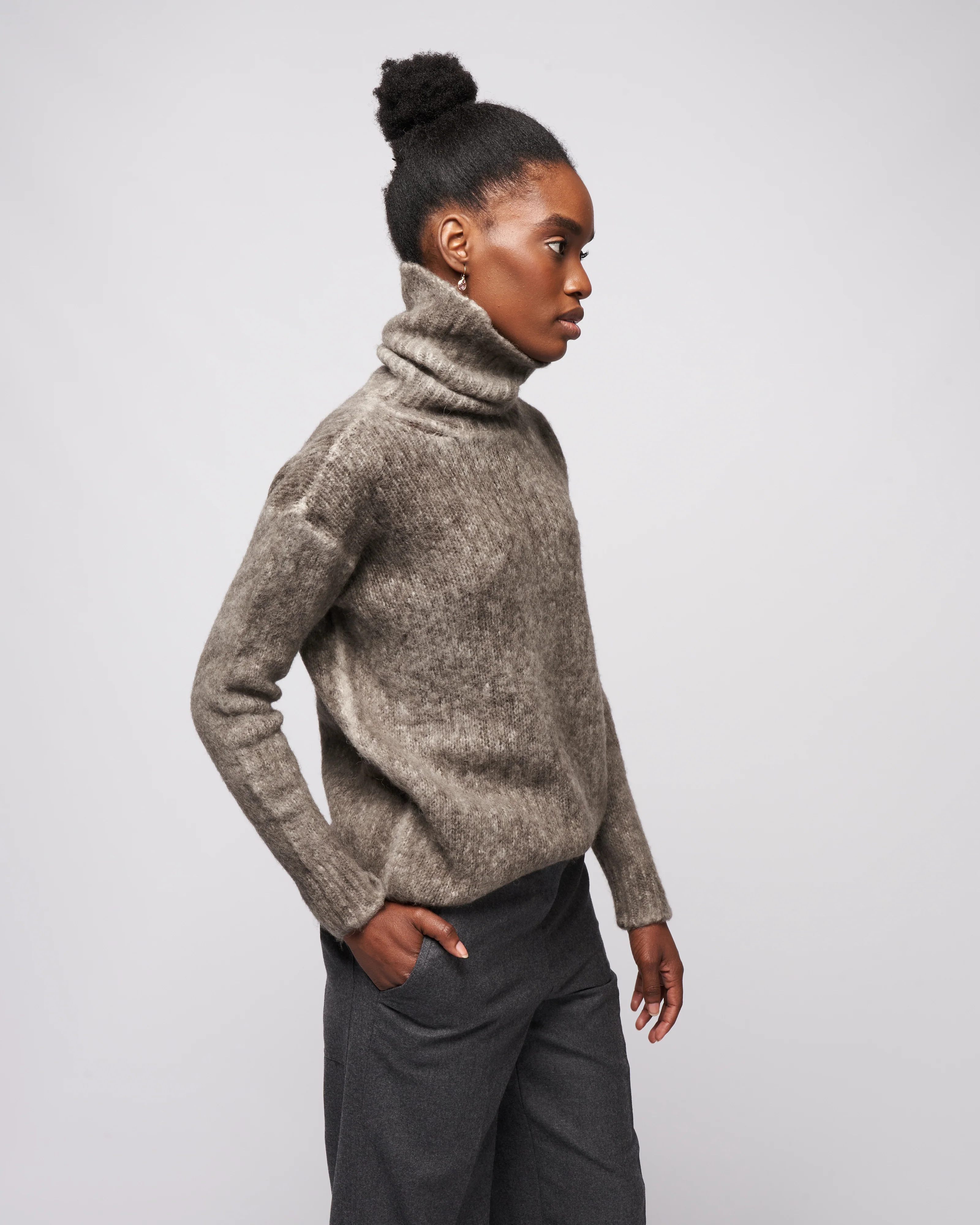 round neck brushed pullover in alpaca - taupe - Image 3