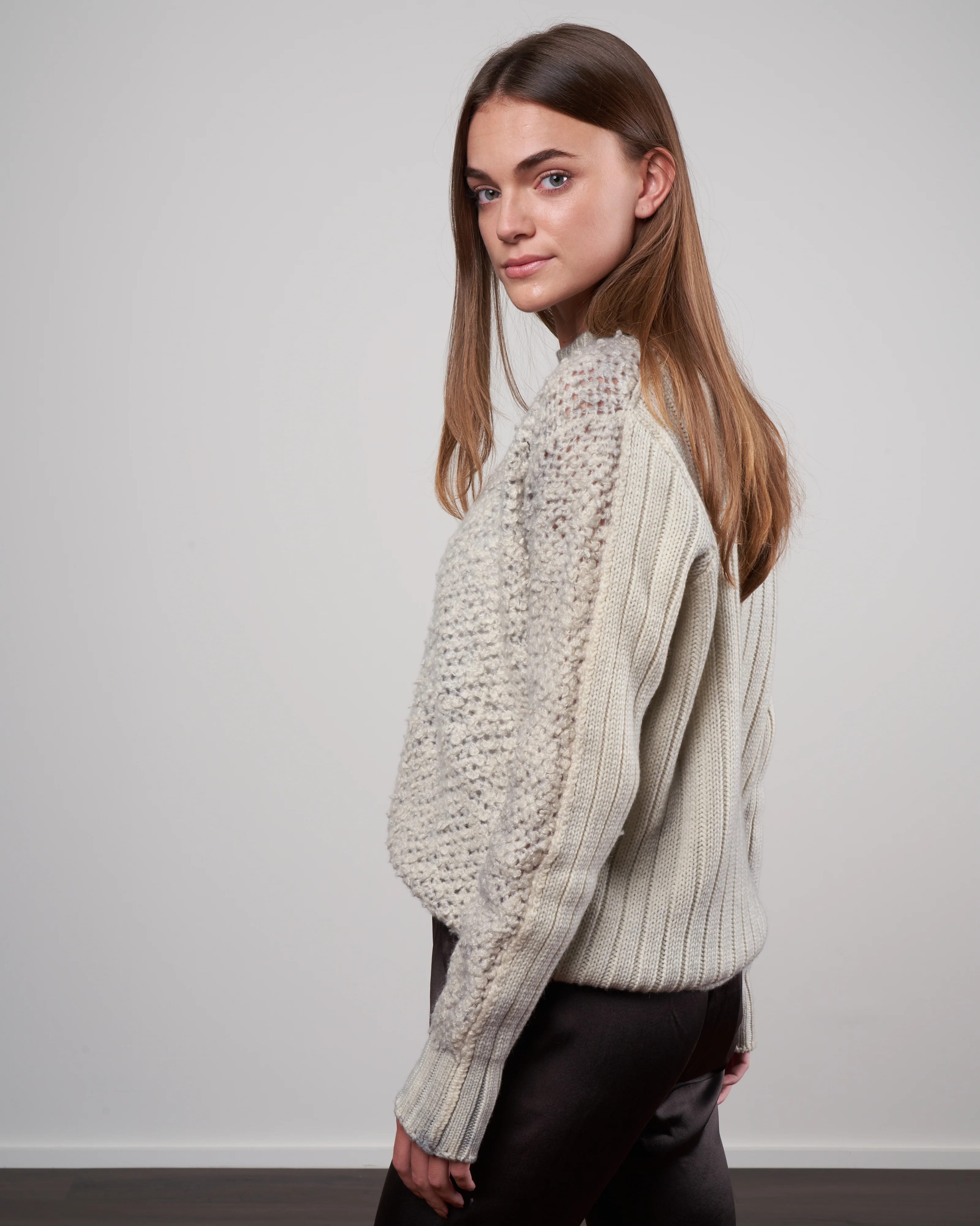 round neck fur stitch pullover with ribbed back - ghiaccio