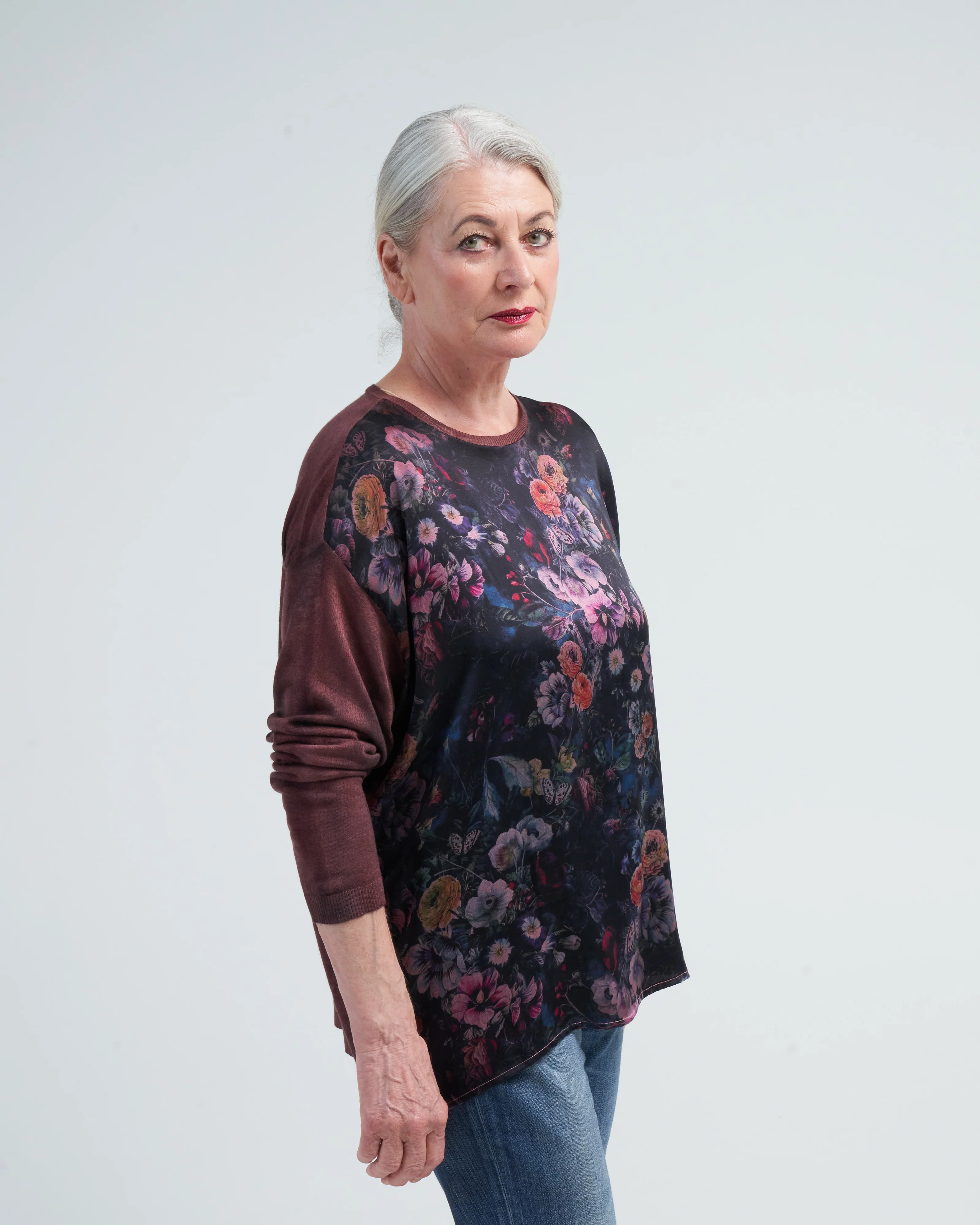 round neck pullover with dark flowers silk in front - n/henne - Image 3