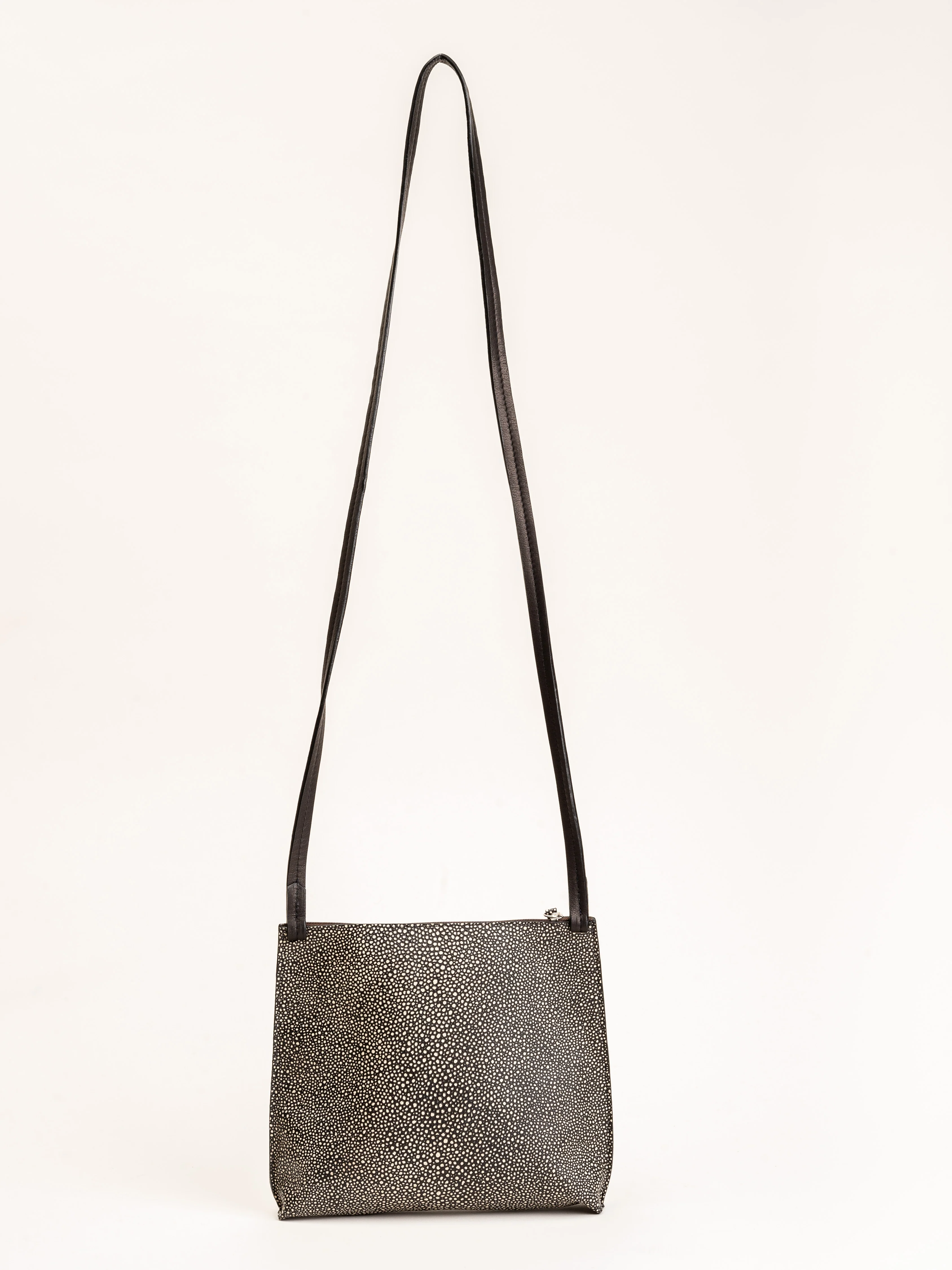 large strappy pouch - black shagreen - Image 2