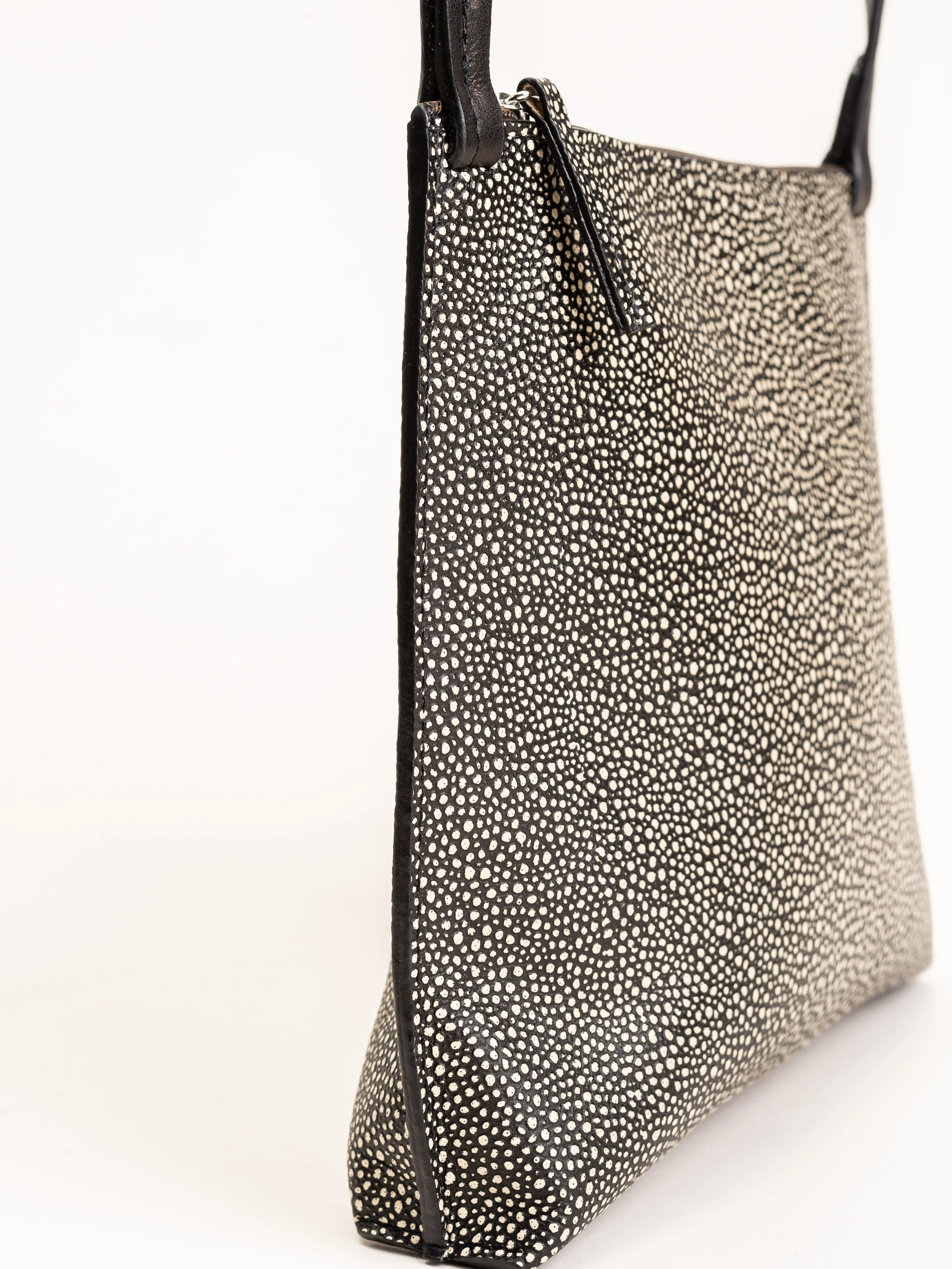 large strappy pouch - black shagreen - Image 3