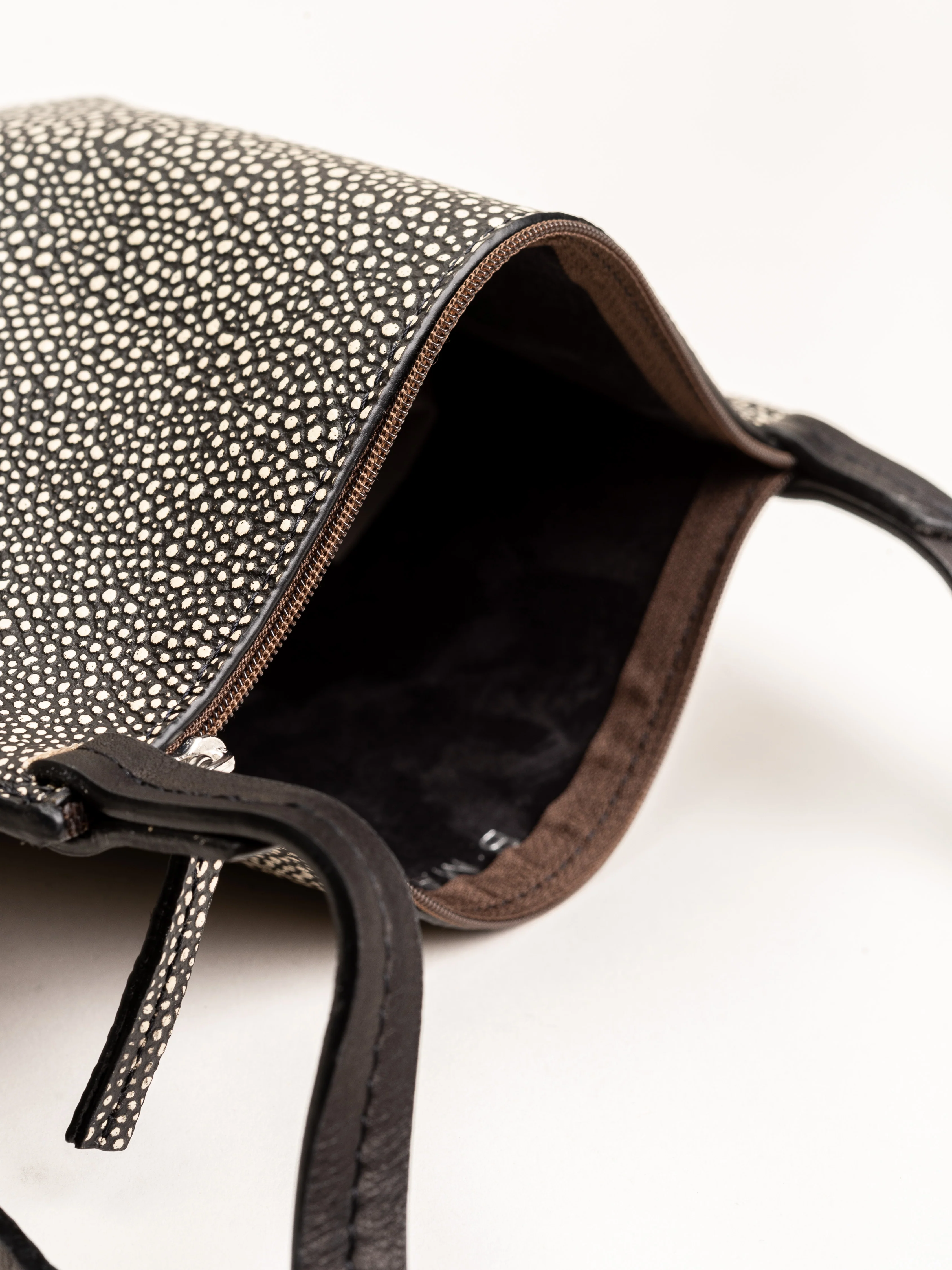 large strappy pouch - black shagreen - Image 4