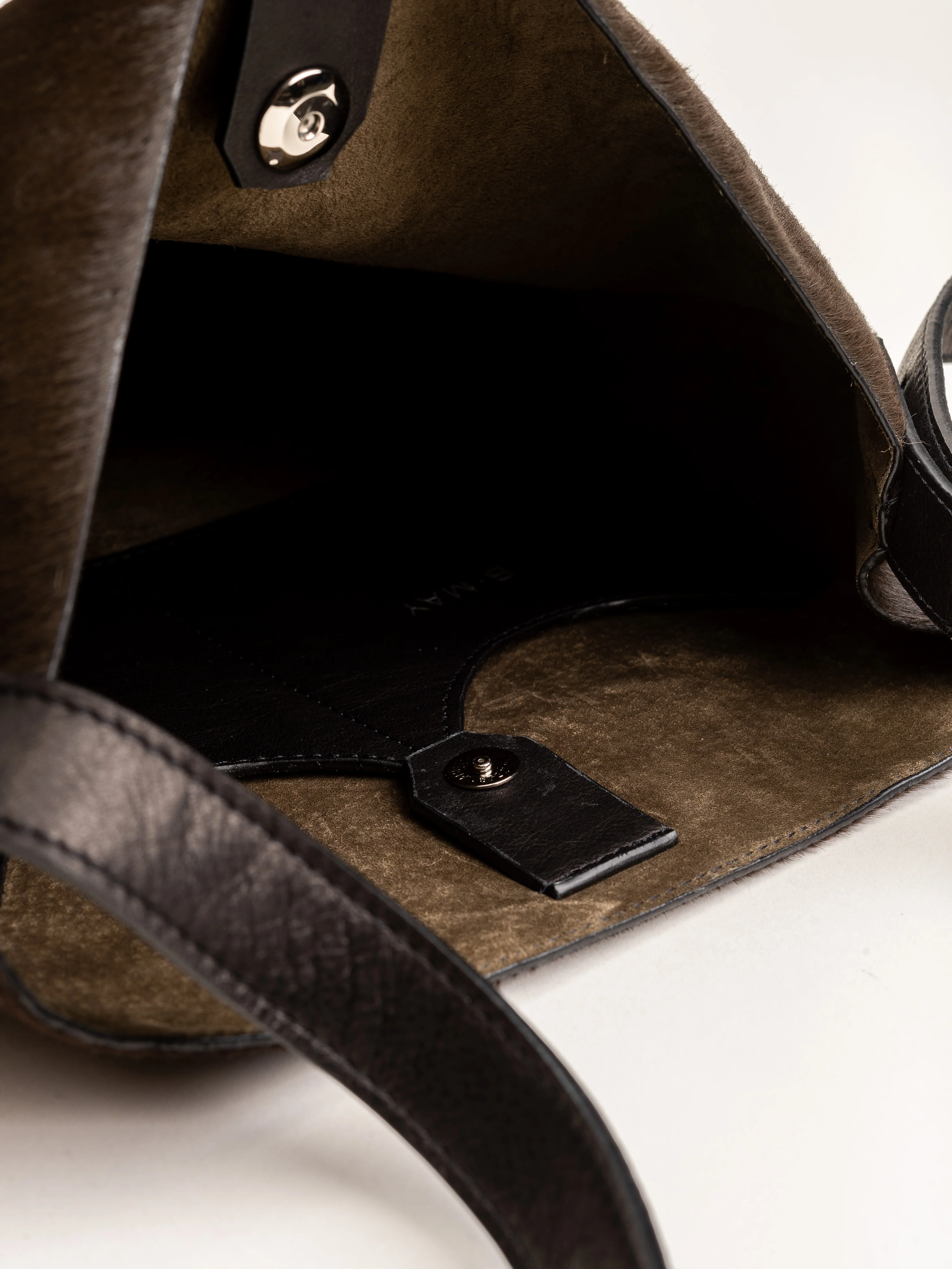 medium bucket messenger bag - olive hair on calf - Image 4