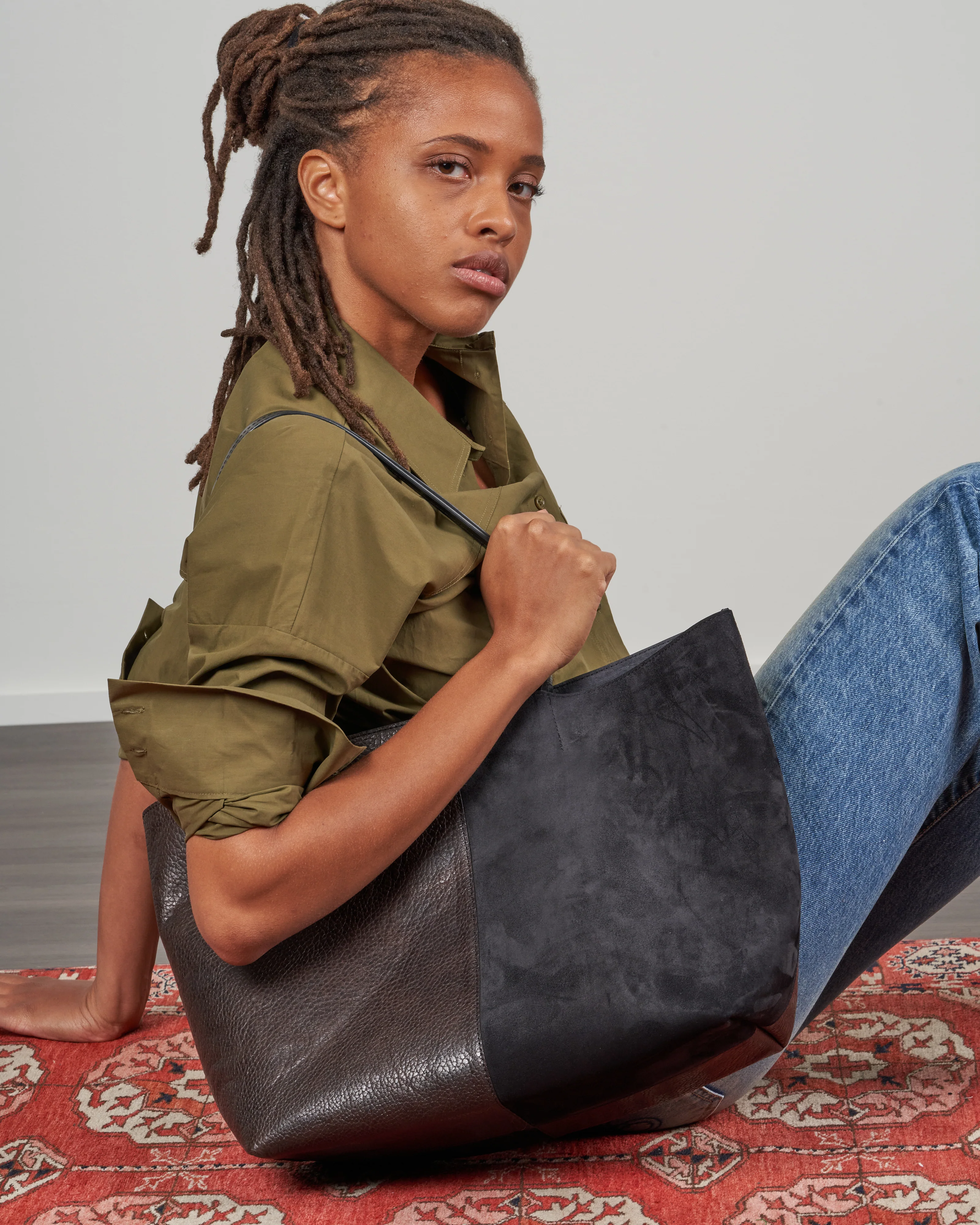 medium essential tote - 2 tone graphite - Image 4