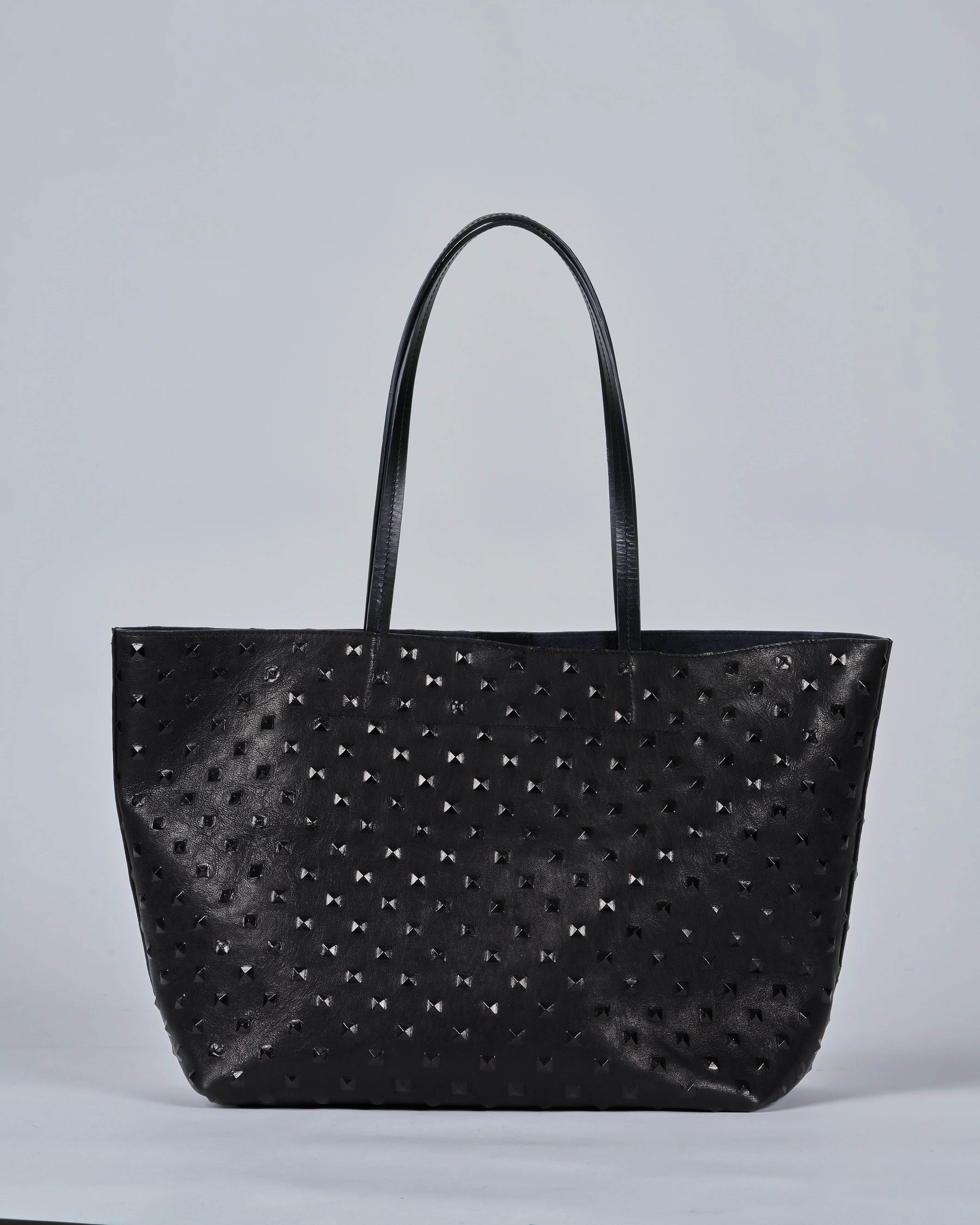 medium essential tote - black stud