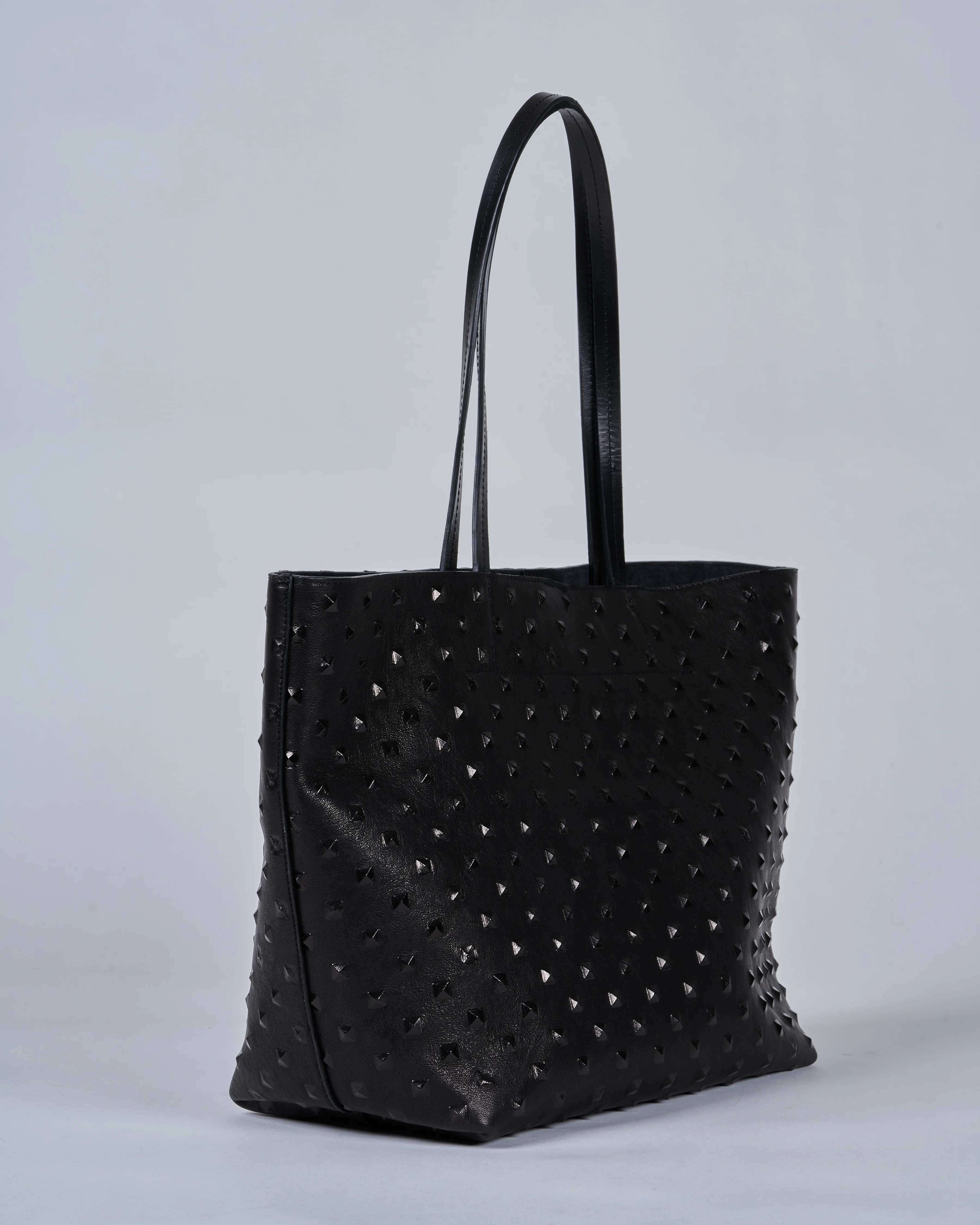medium essential tote - black stud - Image 2
