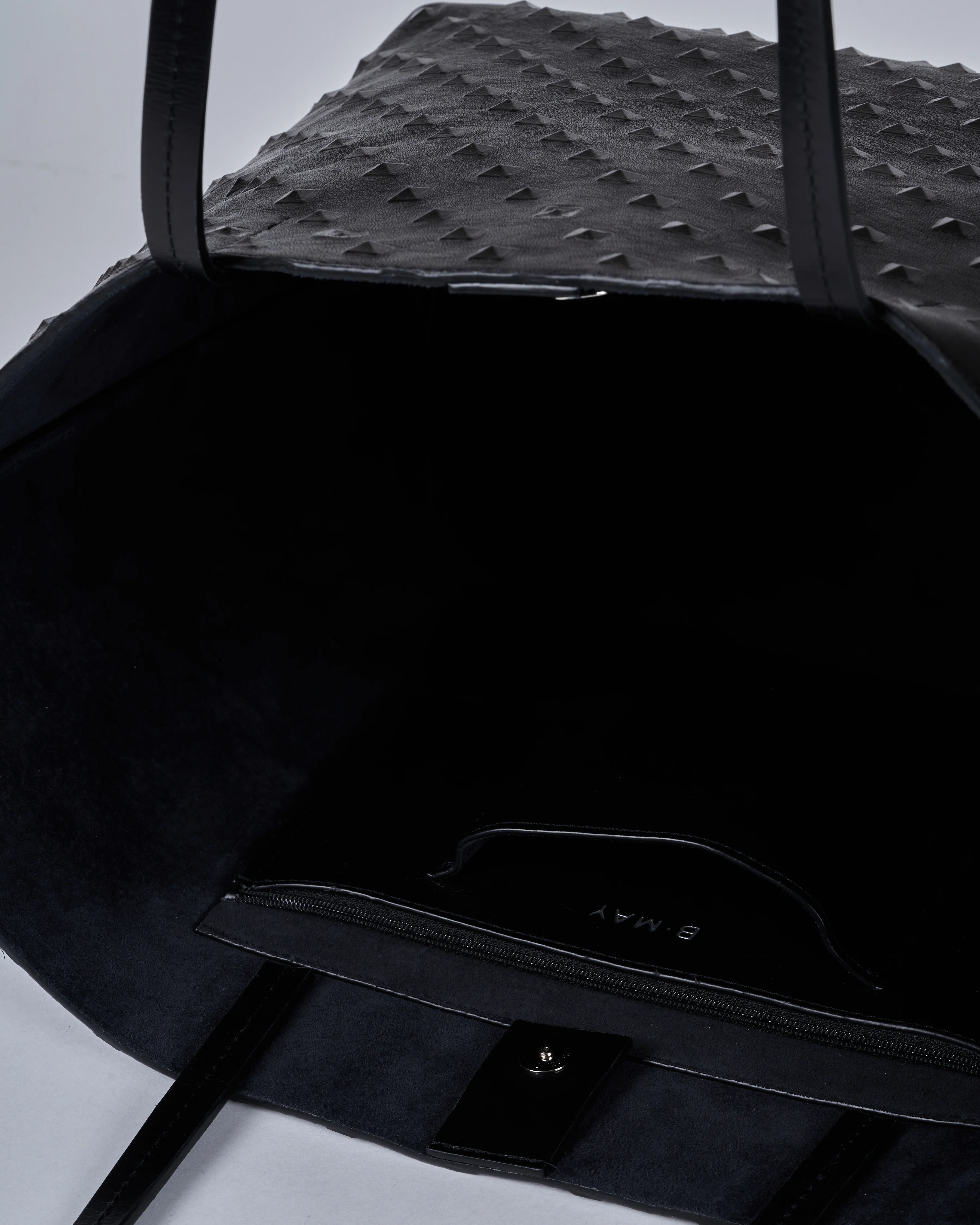 medium essential tote - black stud - Image 3