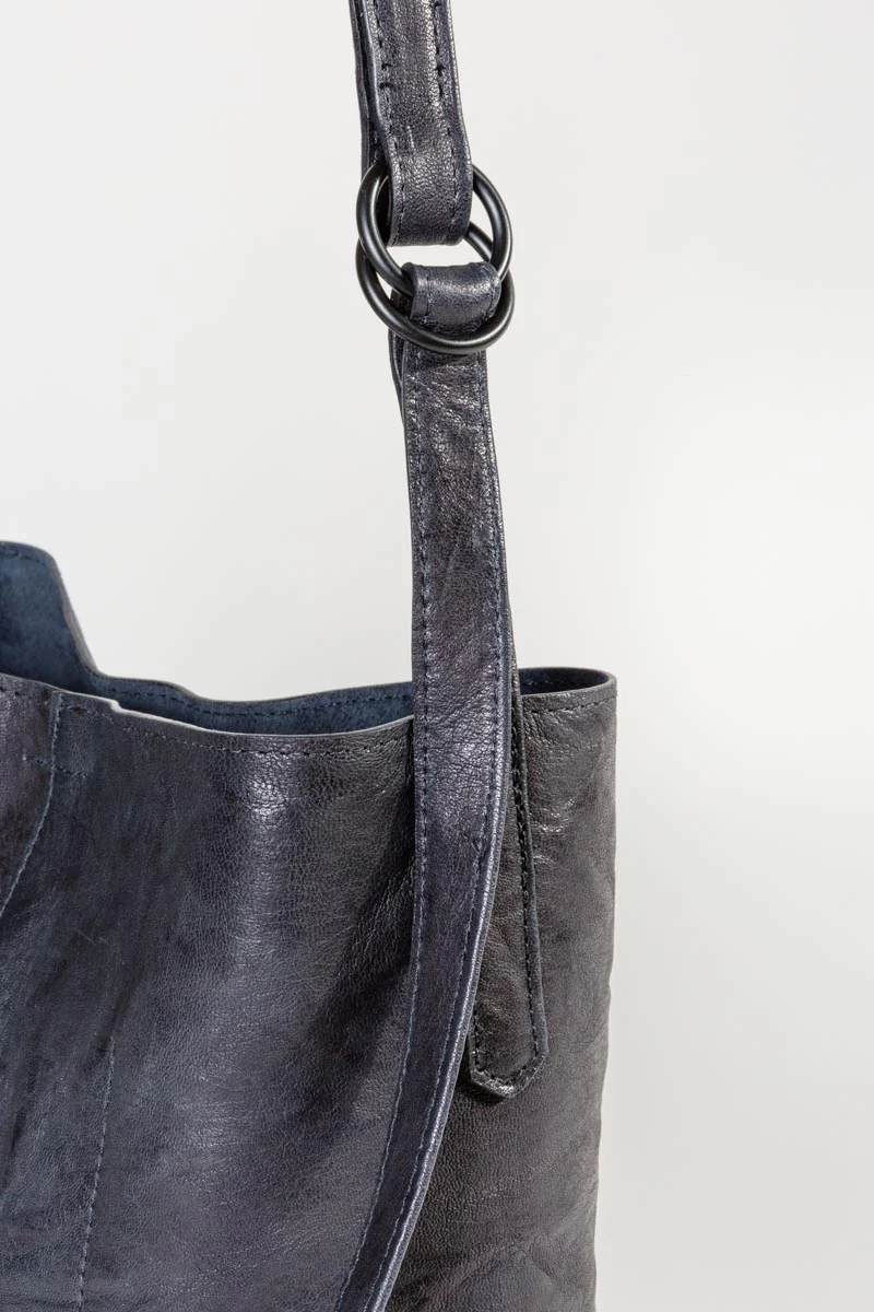 sheepskin bucket bag - navy - Image 5