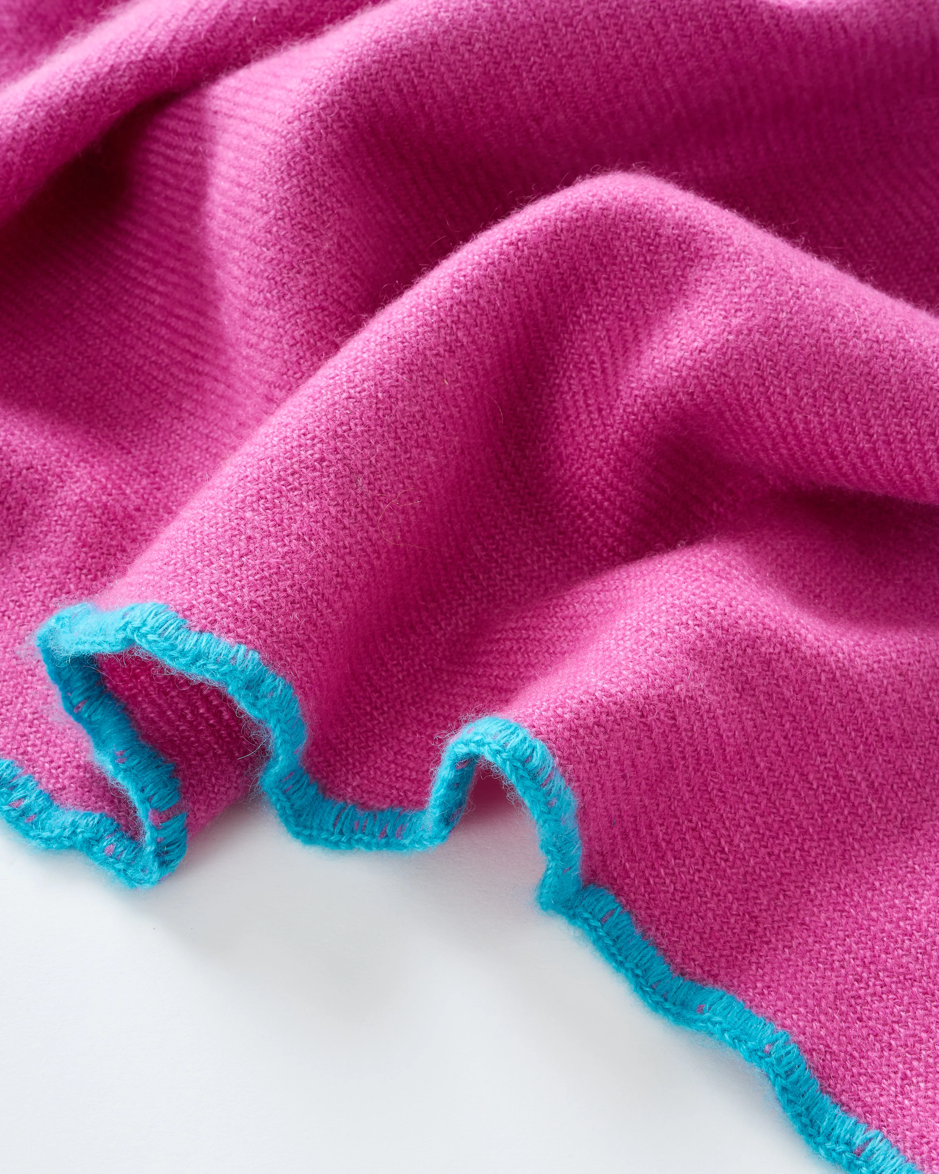 cashmere triangle with contrast stitch - Image 3