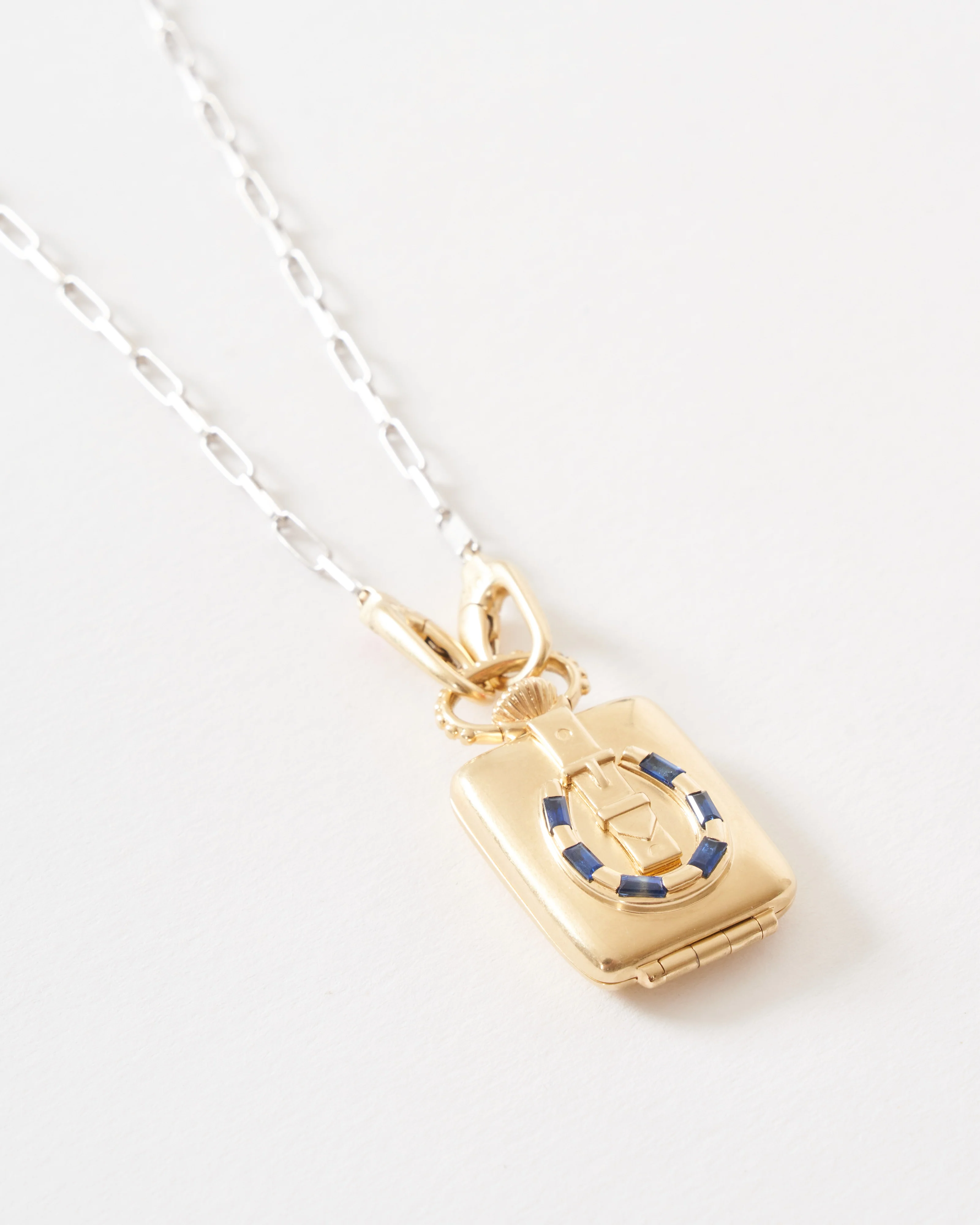 the ace vault w/ silver paperclip chain - Image 4