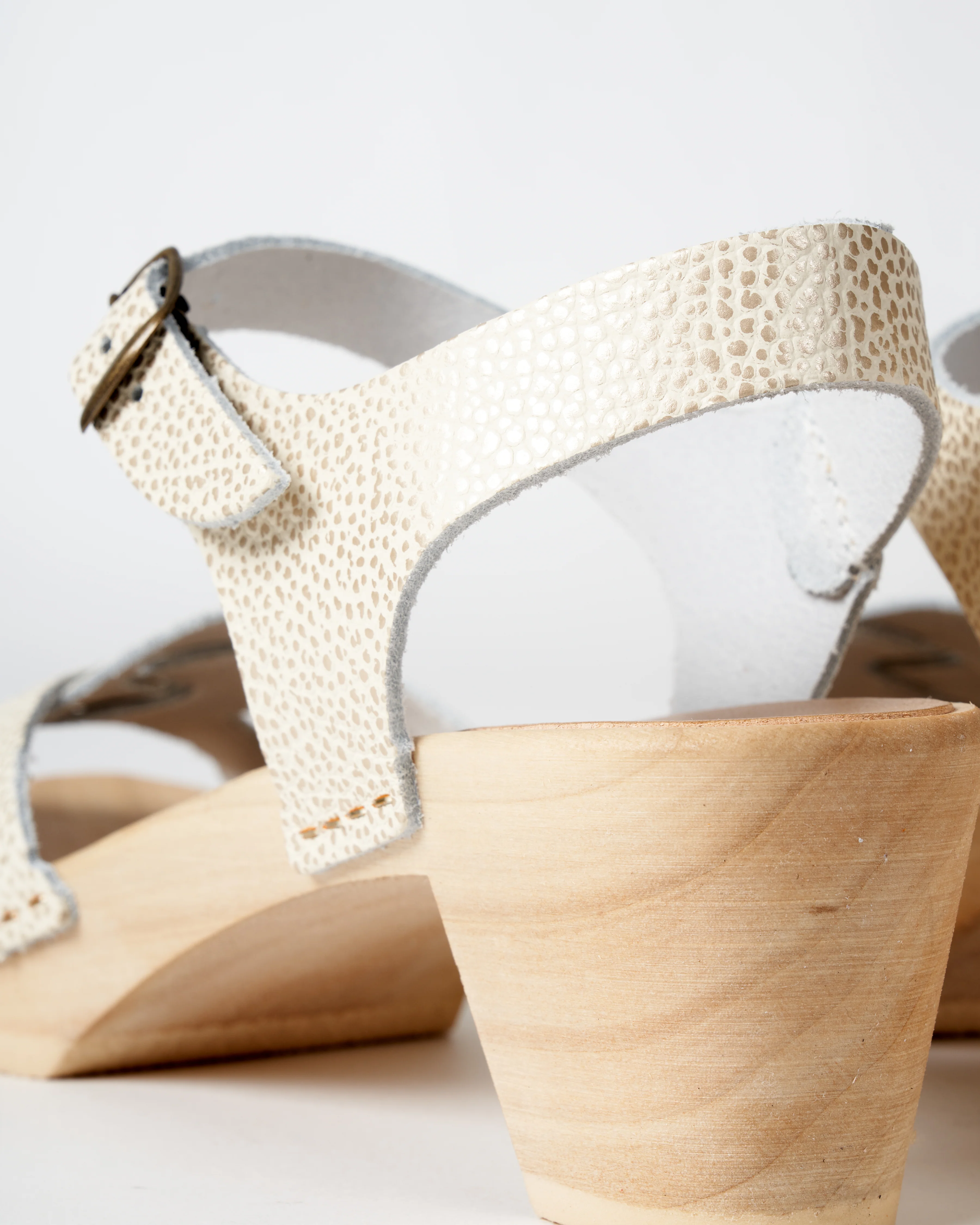 low heel clog - metal grain or - Image 3