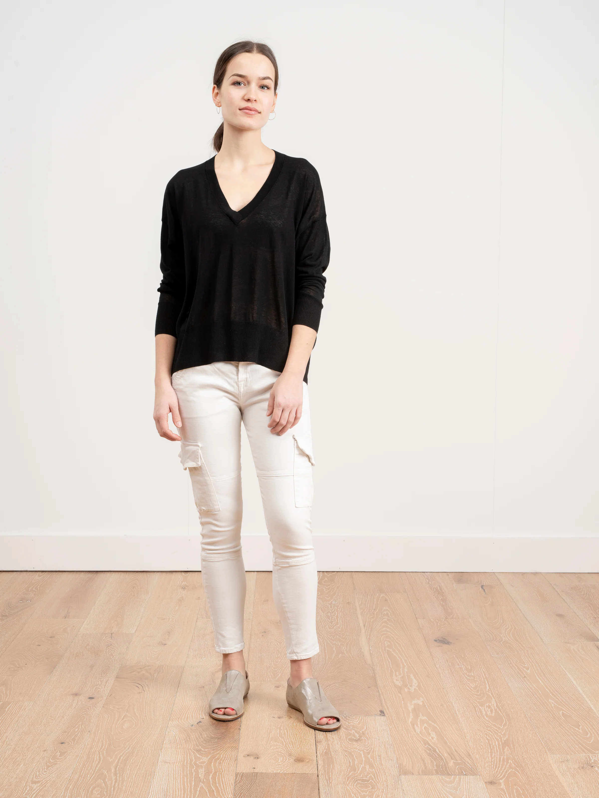 basic v-neck sweater - black