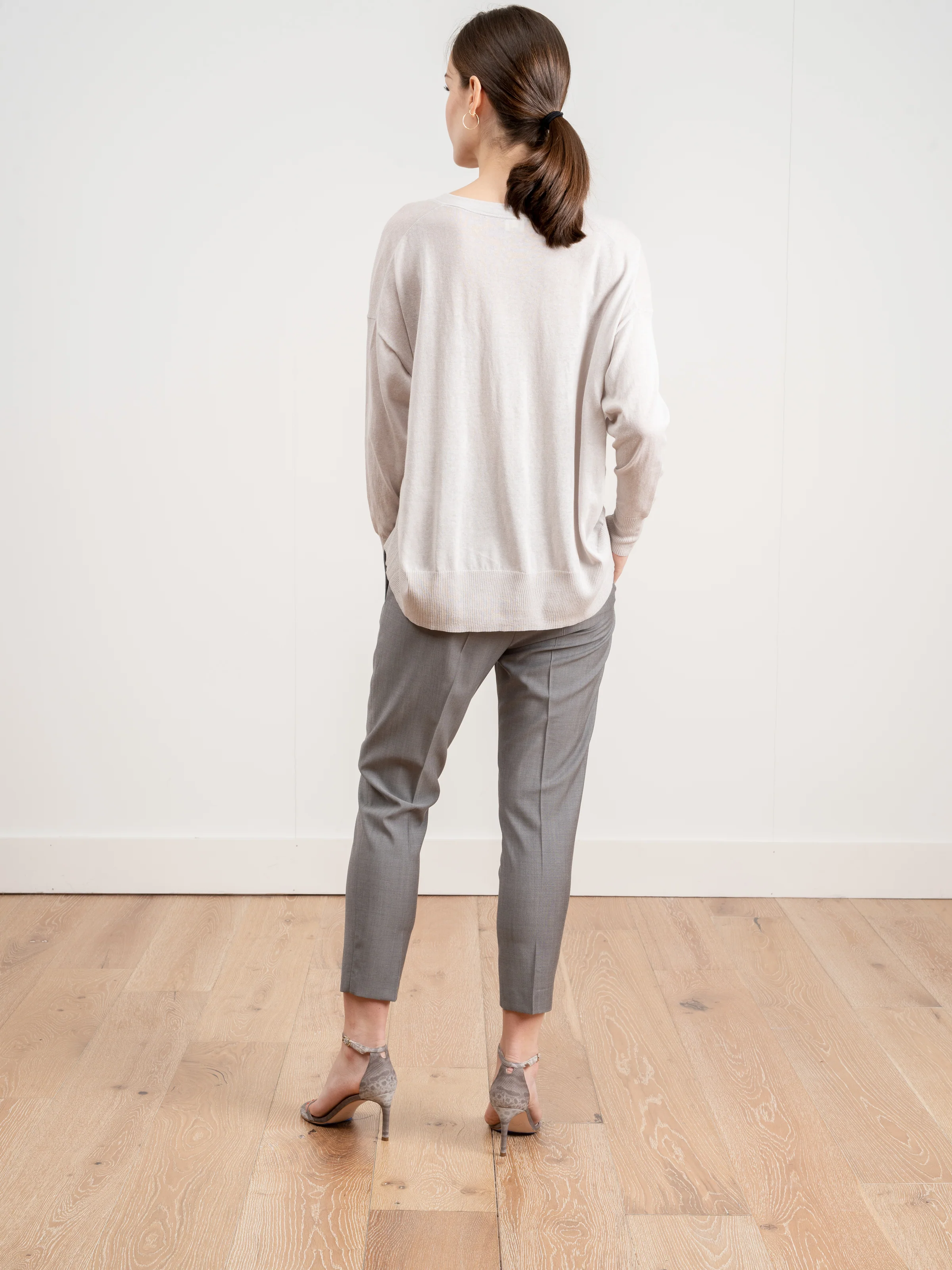 basic v-neck sweater - light grey - Image 3