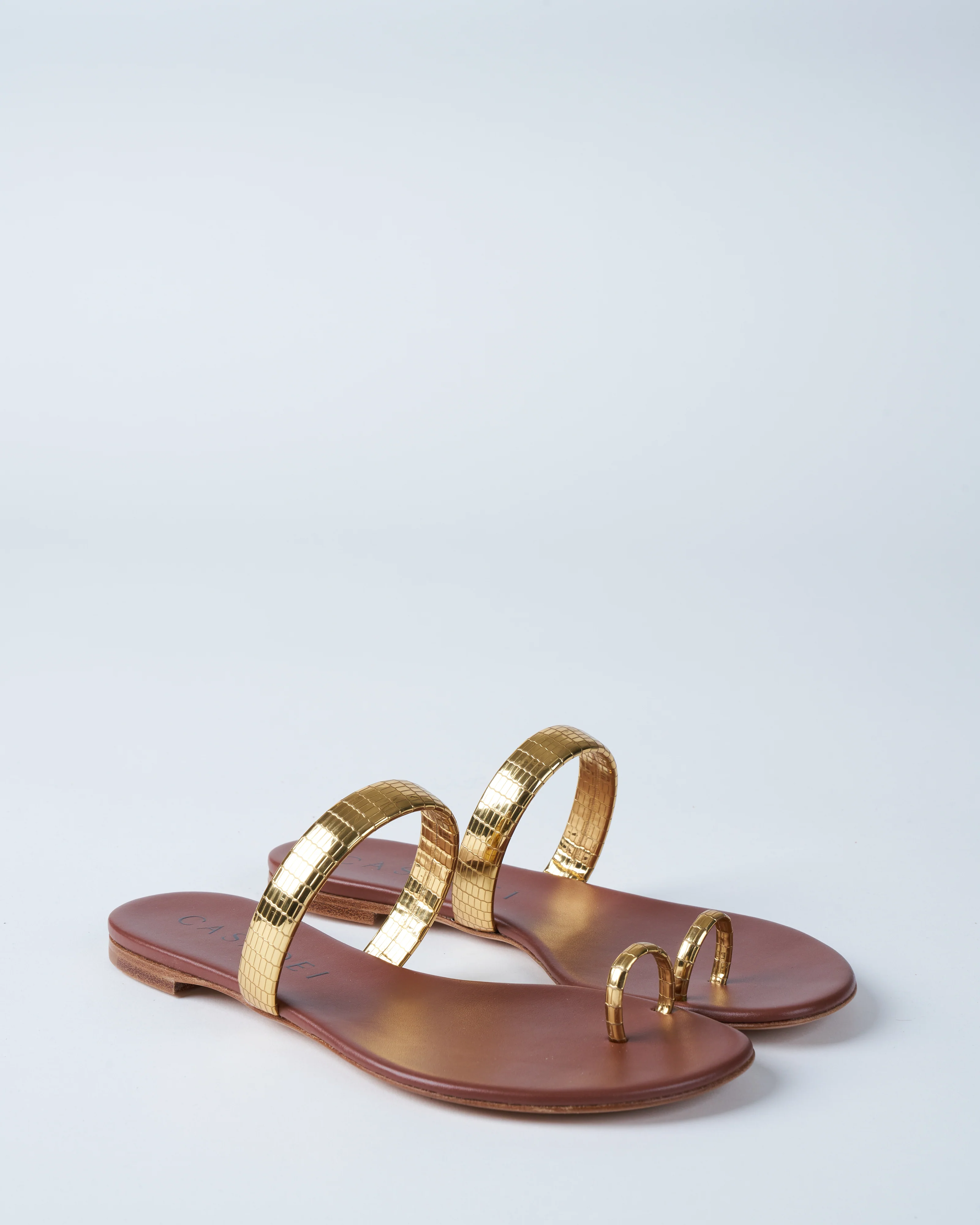 flat-c-viper sandal w/ toe ring - gold straps + rum