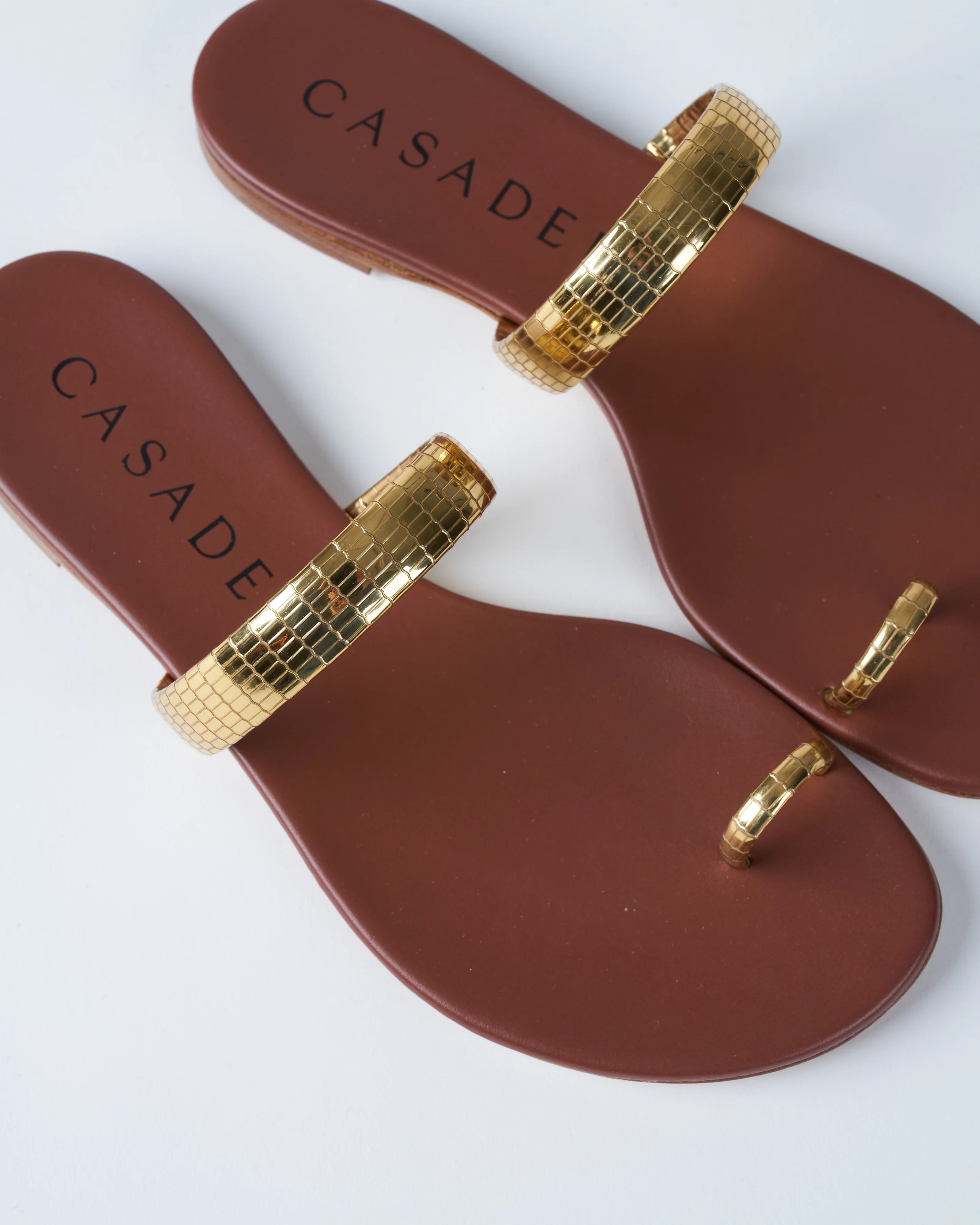 flat-c-viper sandal w/ toe ring - gold straps + rum - Image 4