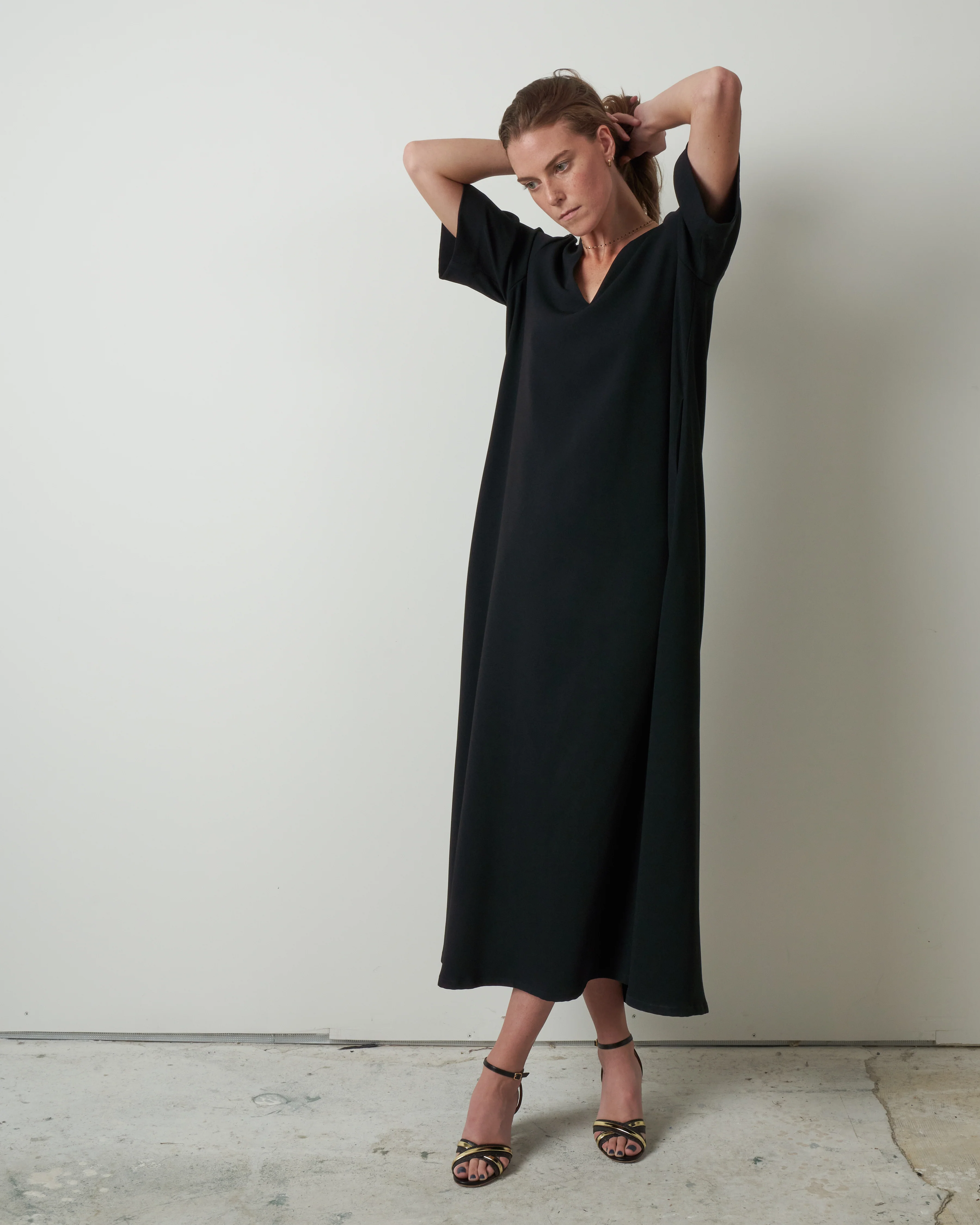 crepe v-neck long dress - black