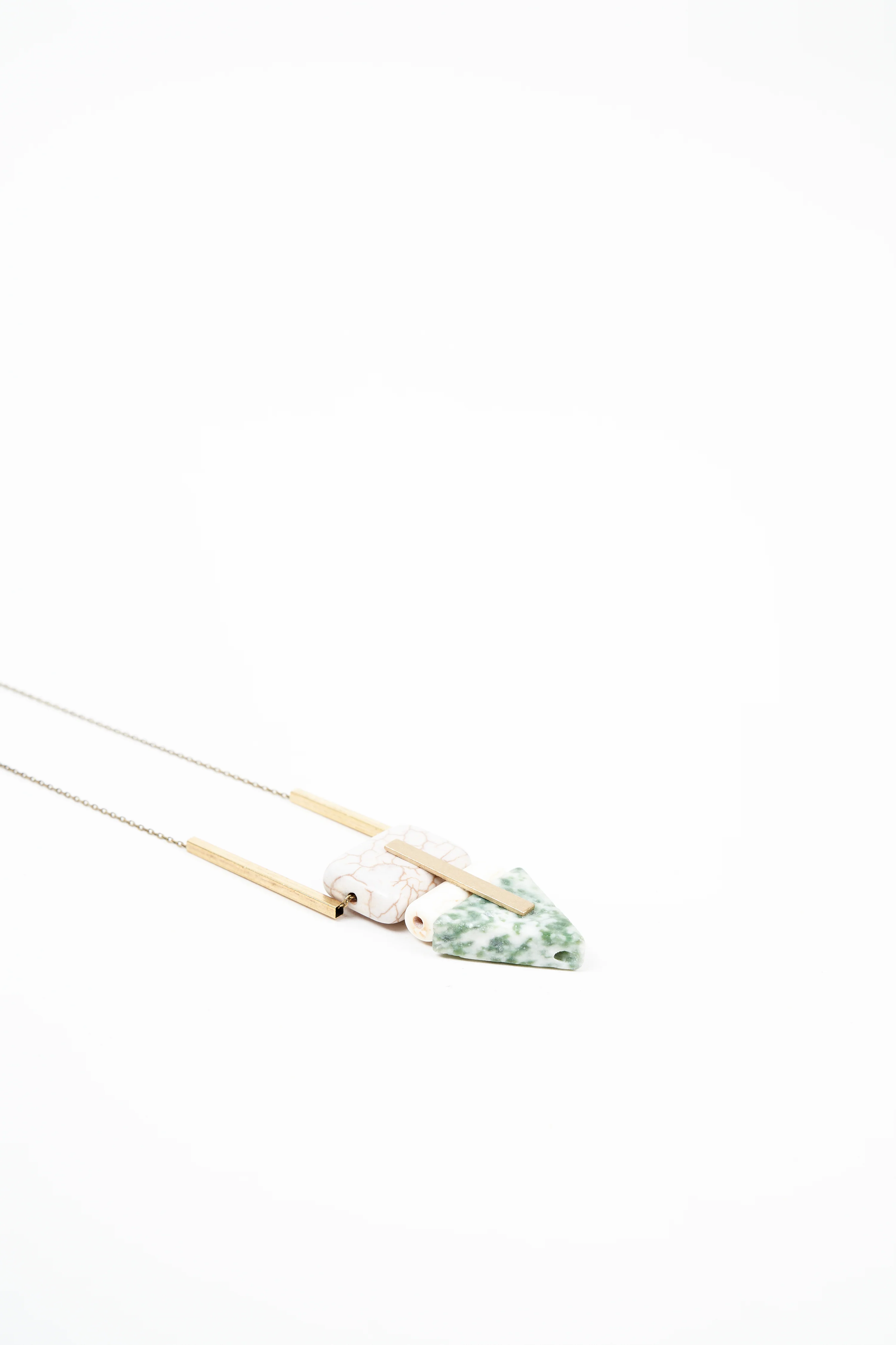 magnesite and spotted green stone necklace - Image 3
