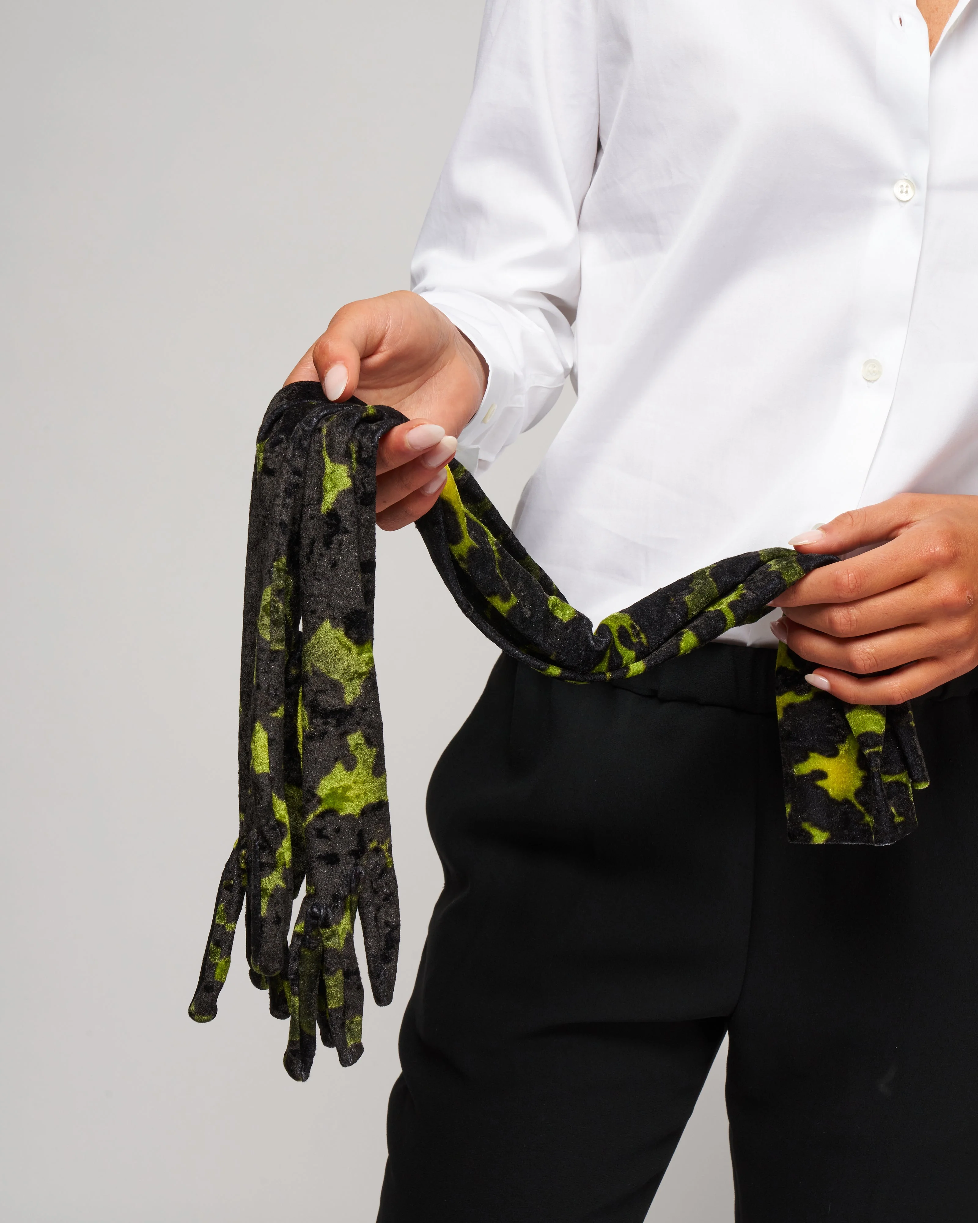 printed velvet gloves - green - Image 2