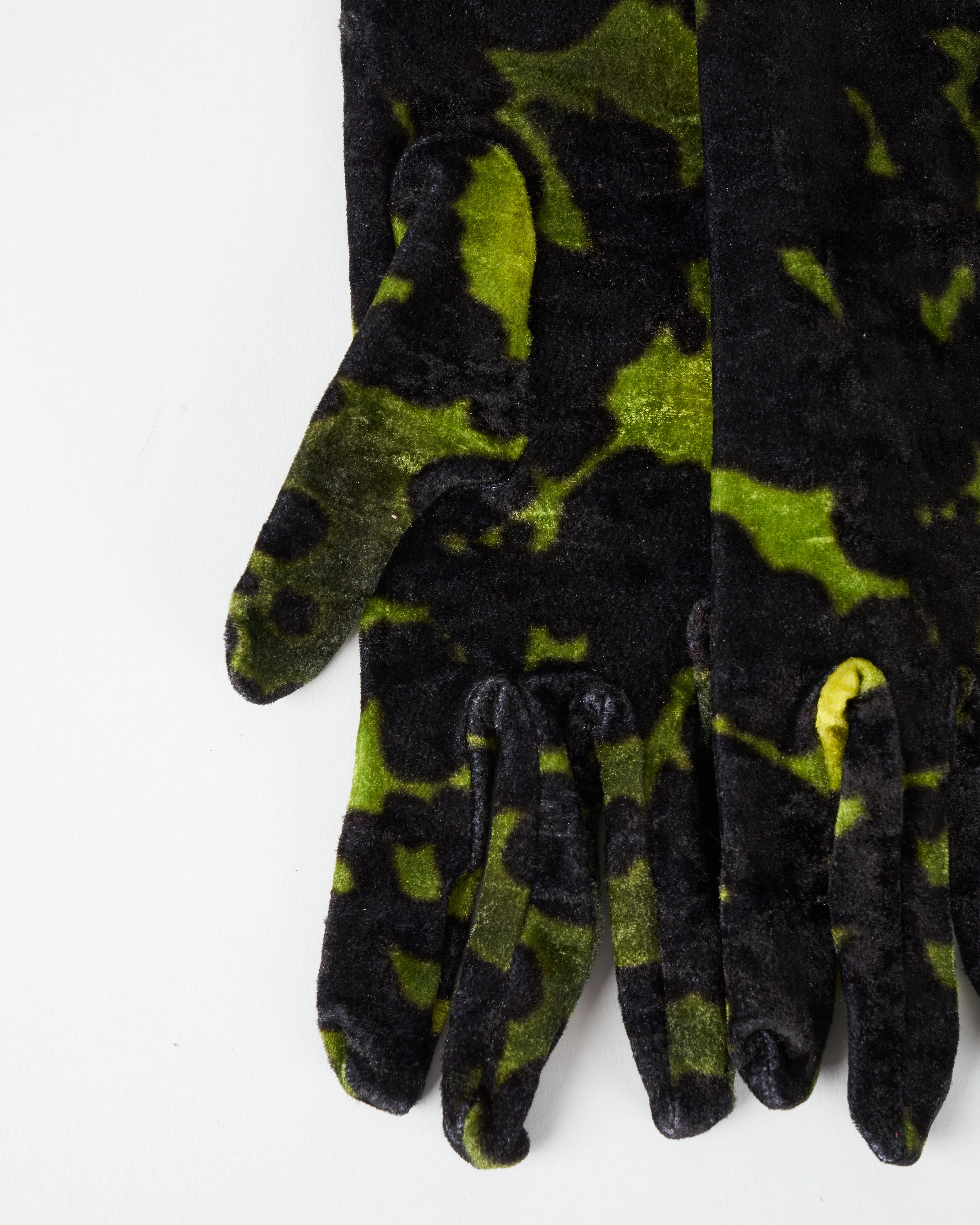 printed velvet gloves - green - Image 3