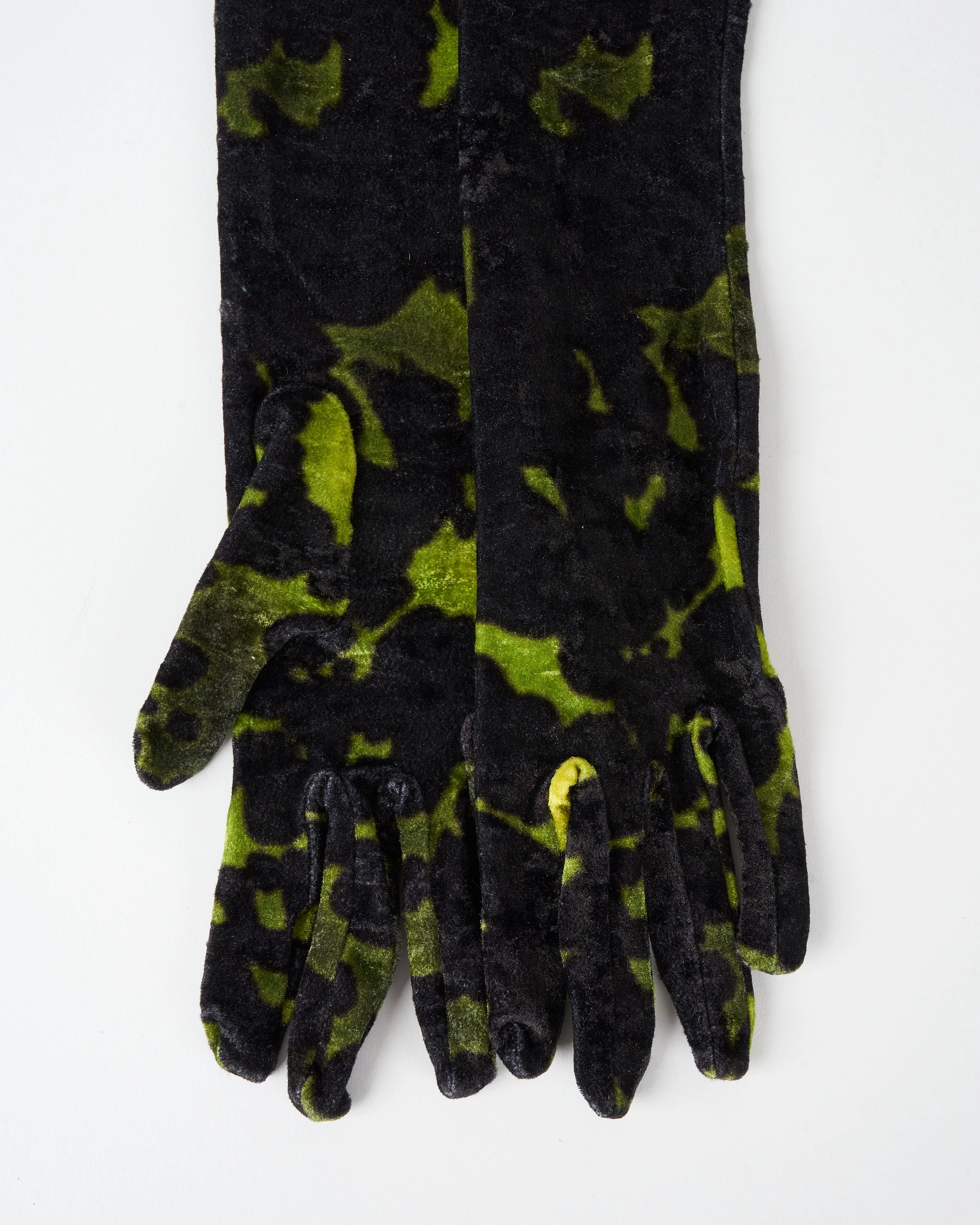 printed velvet gloves - green - Image 4