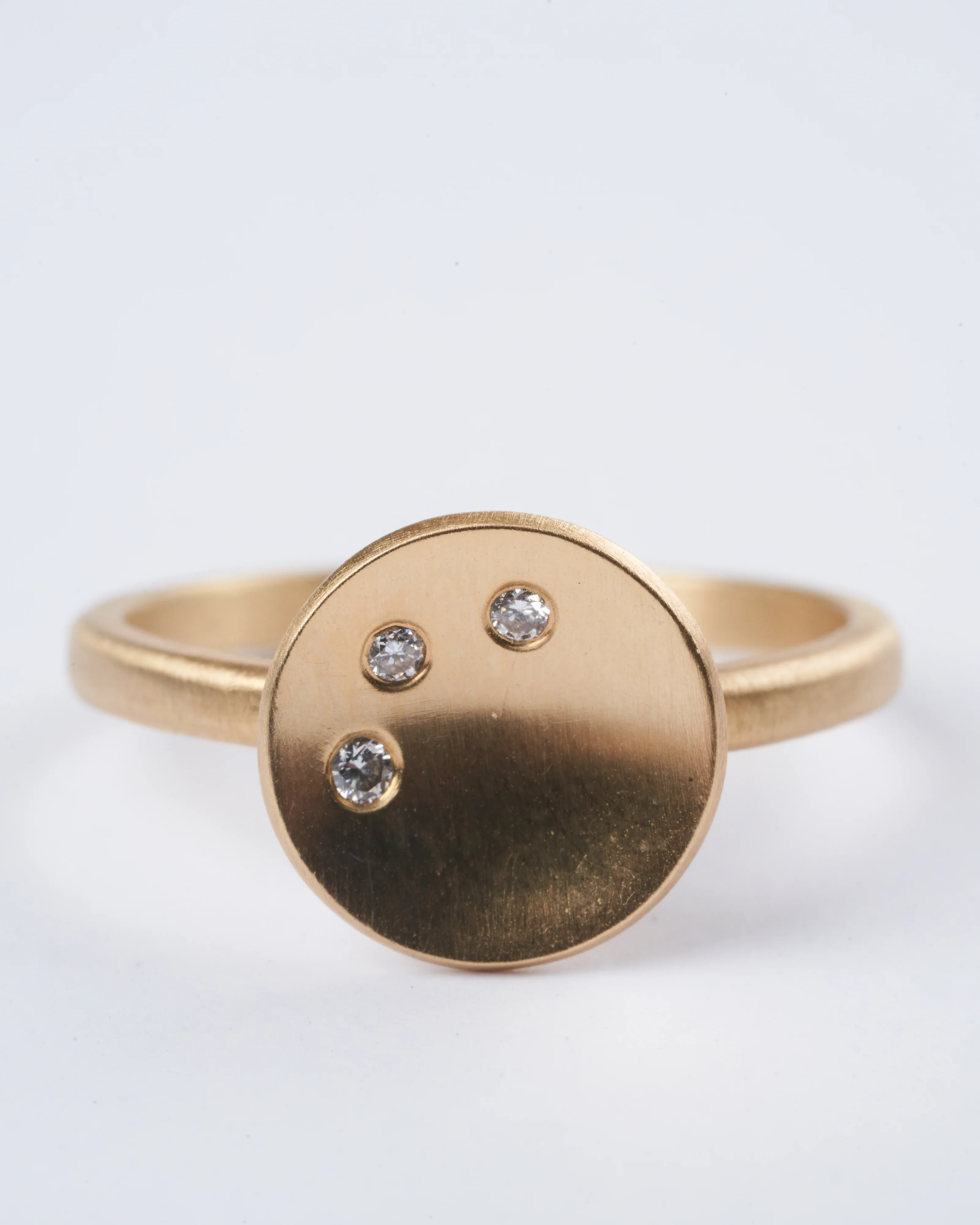 14k concave disc ring with diamonds - gold - Image 3