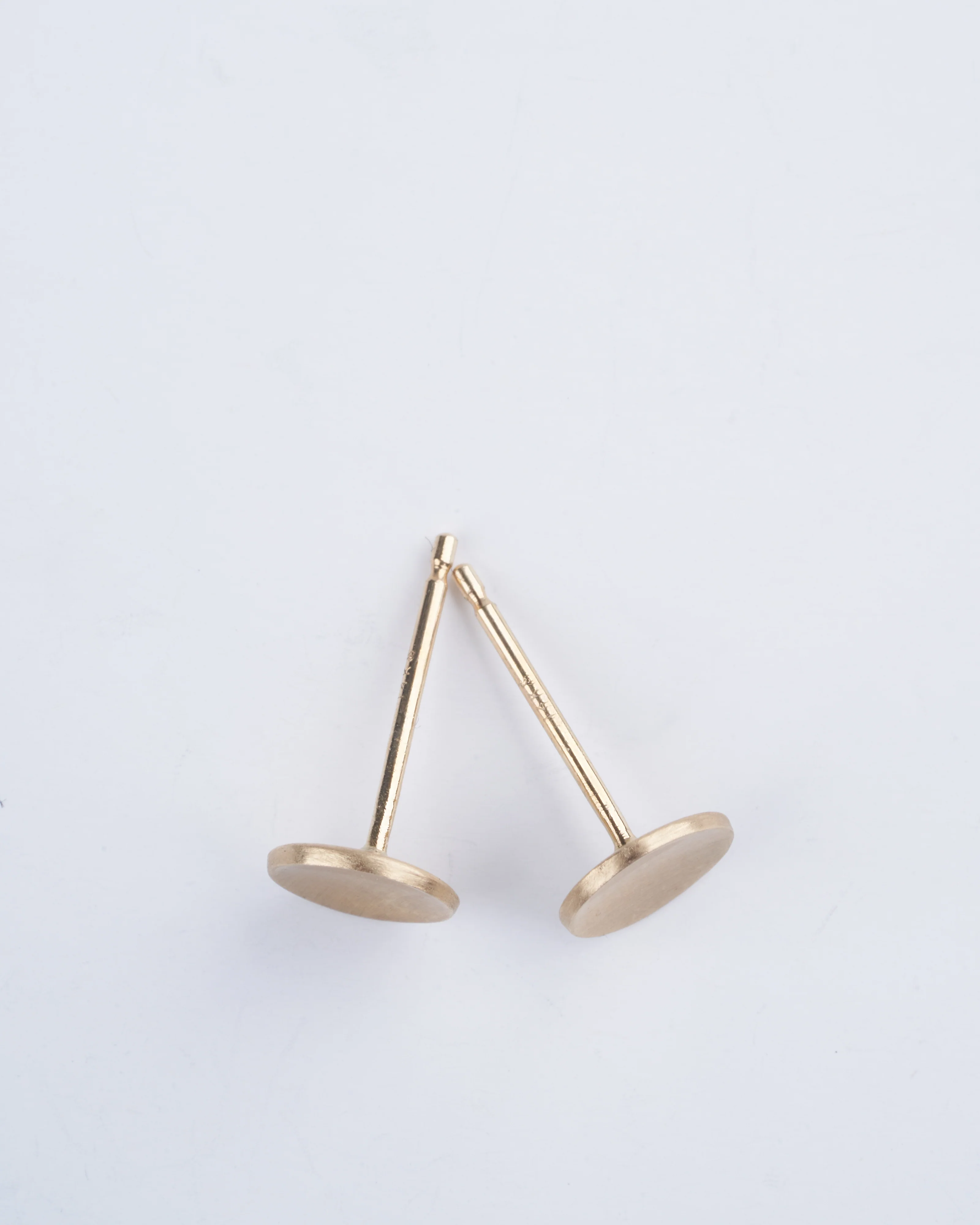 14k concave disc studs - gold - Image 2