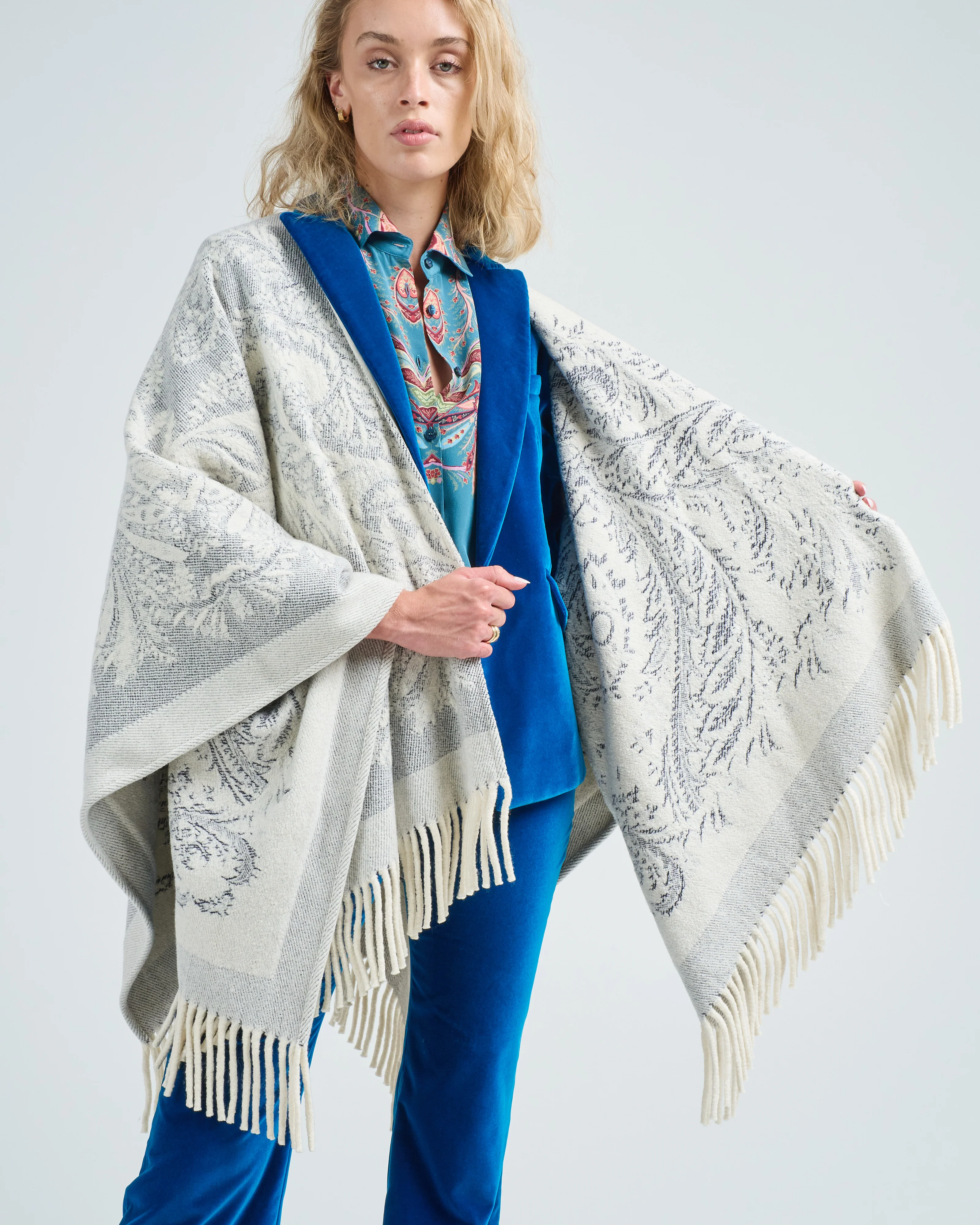cape with fringe - Image 4