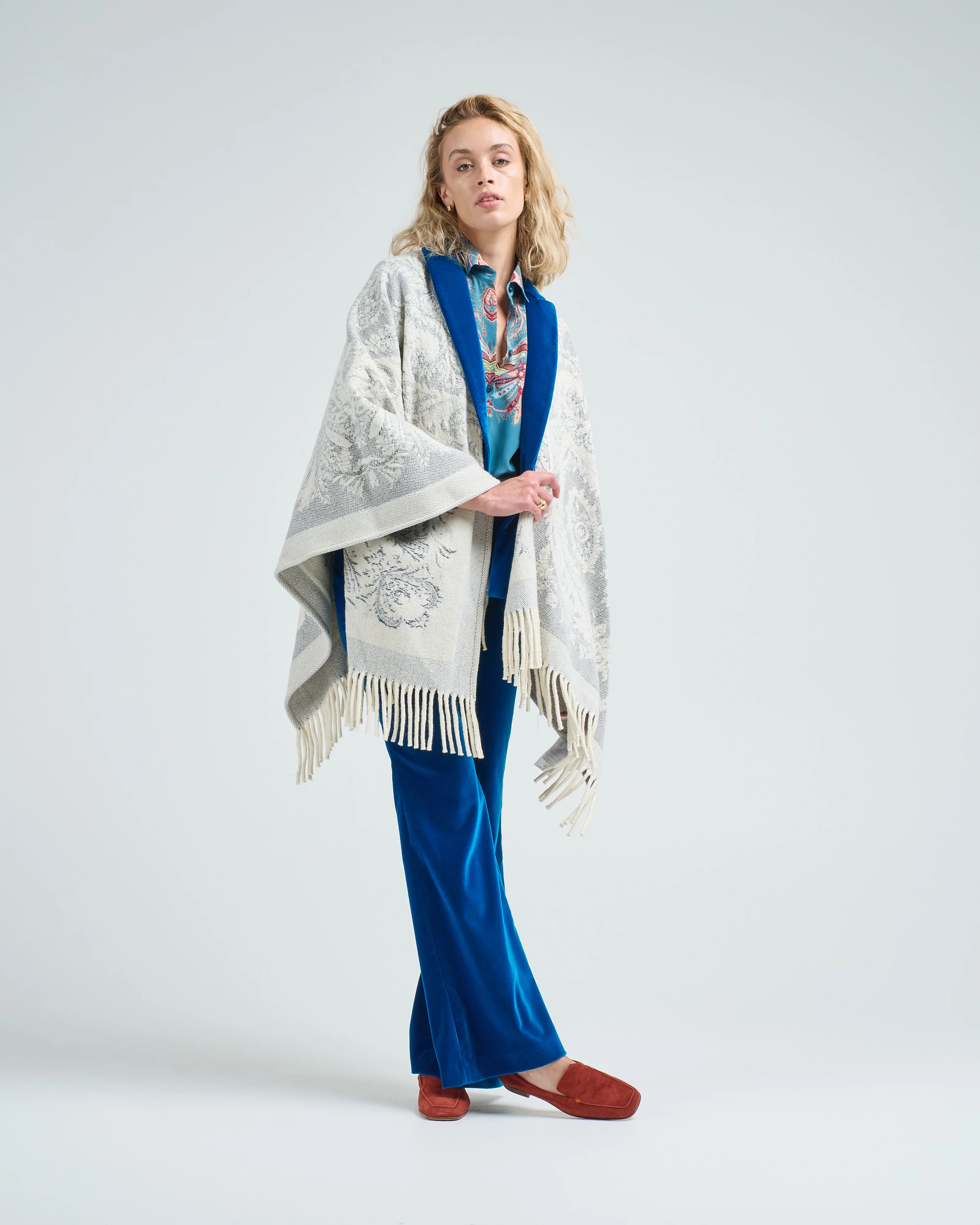 cape with fringe - Image 5
