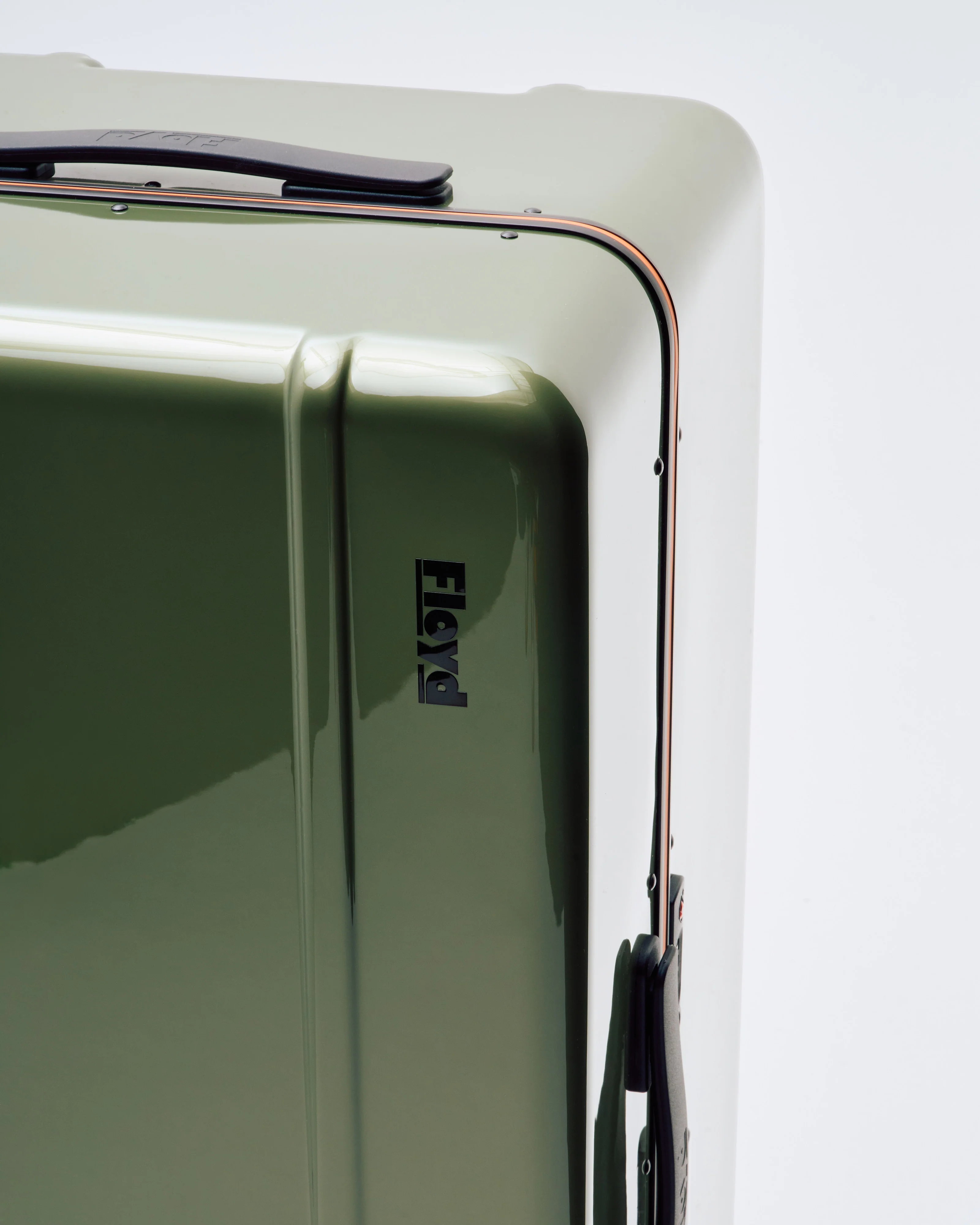 bold suitcase - Image 3