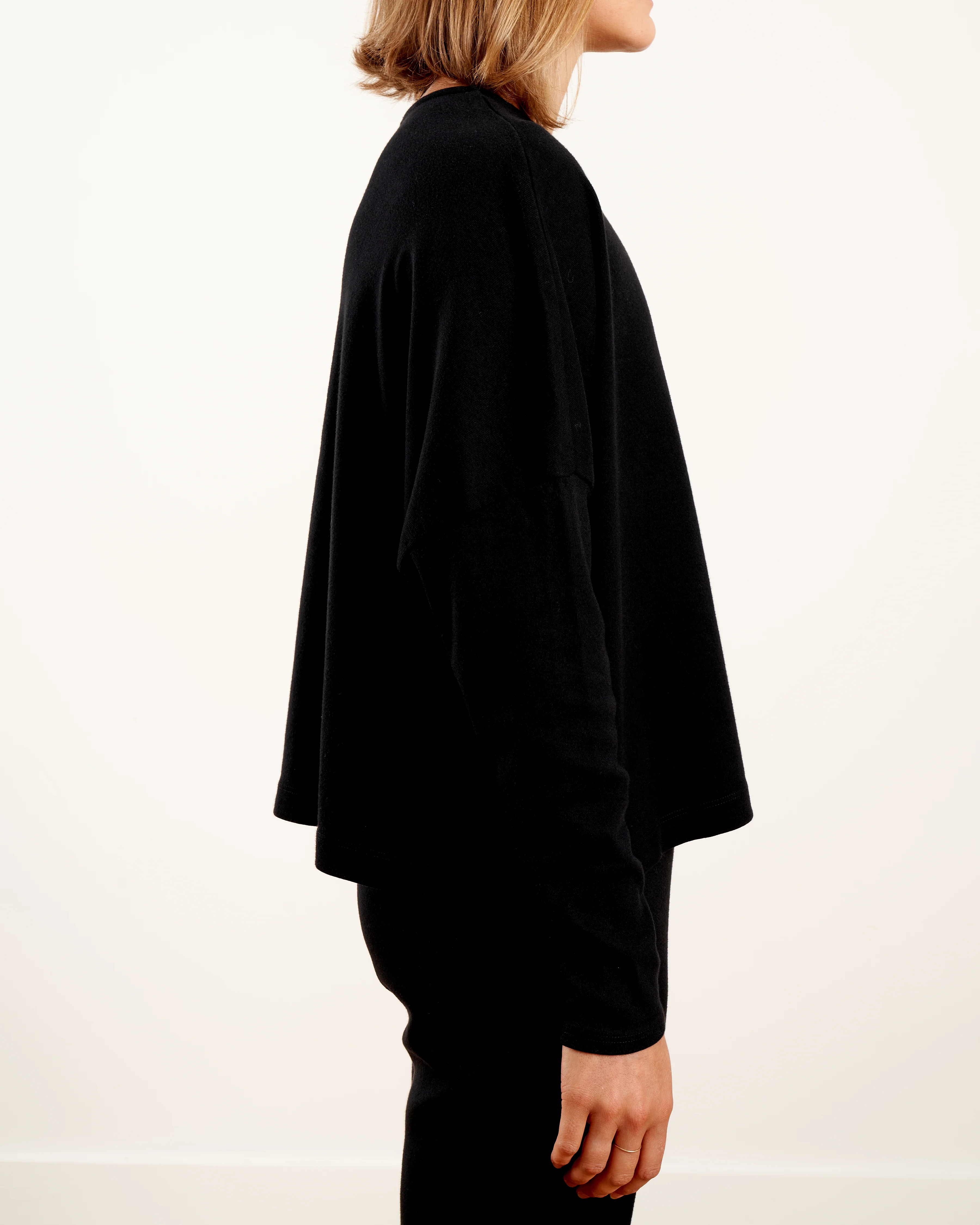 oversized cropped pullover - black - Image 4