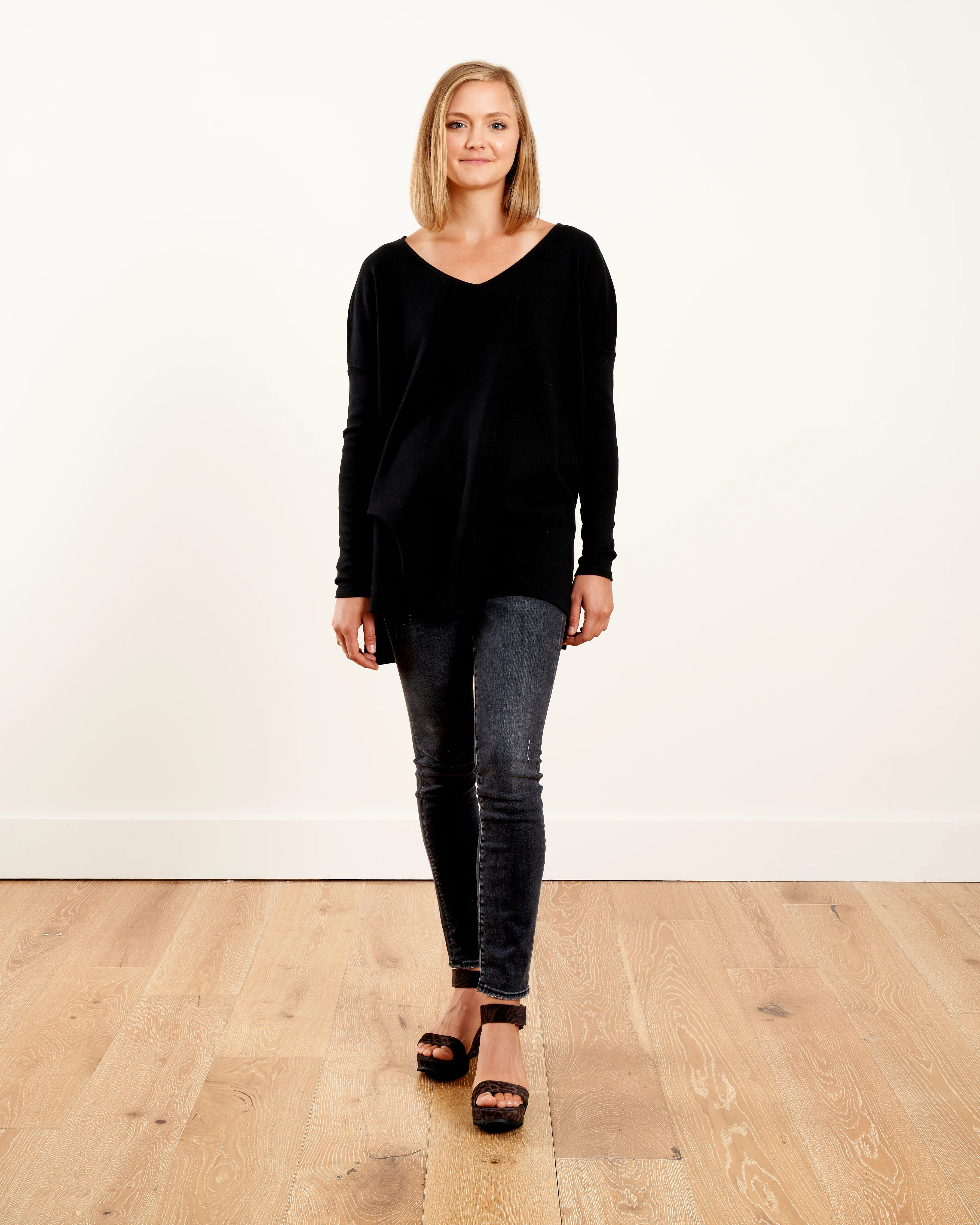 oversized cropped v-neck tunic - black - Image 2