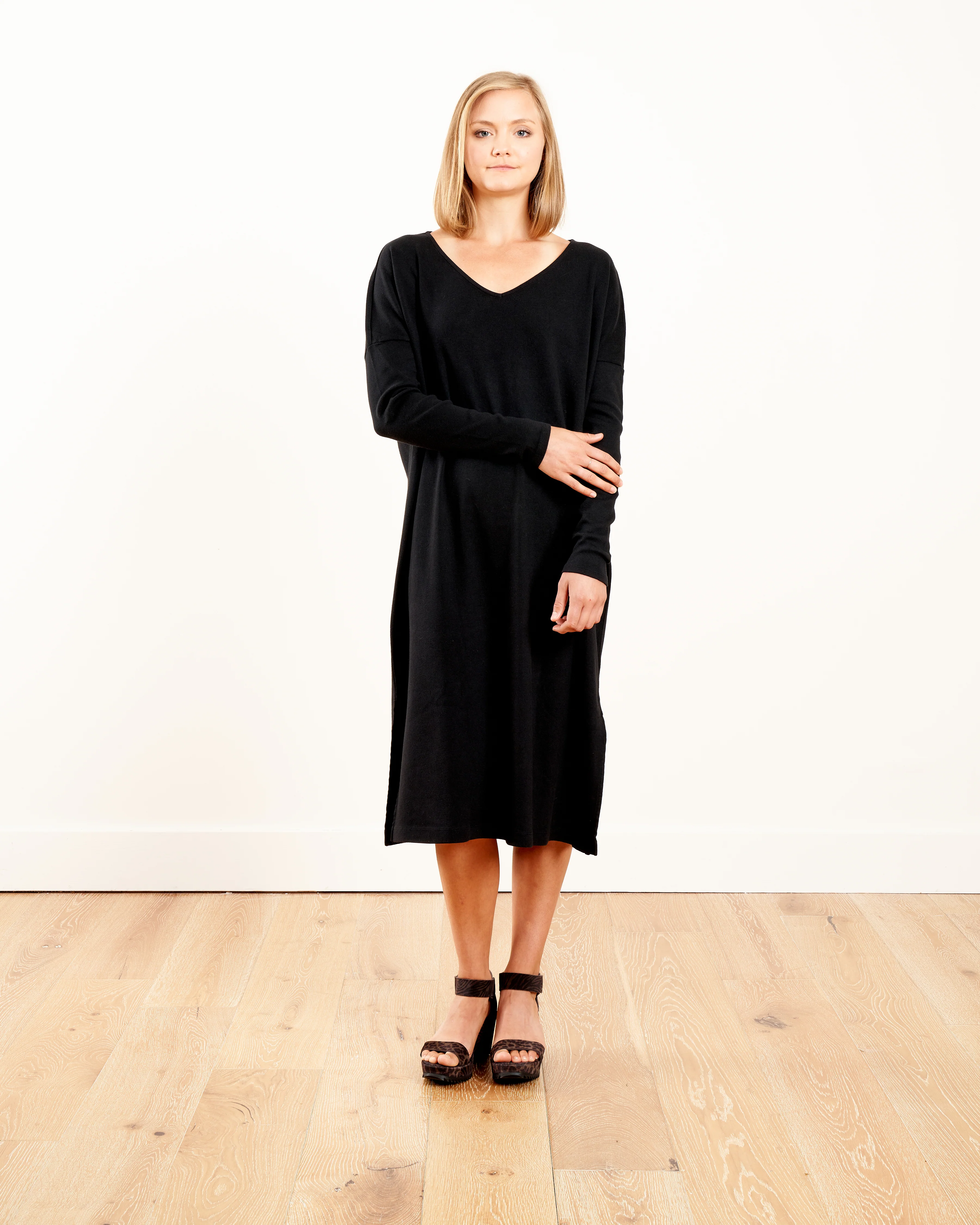 oversized v-neck dress - black
